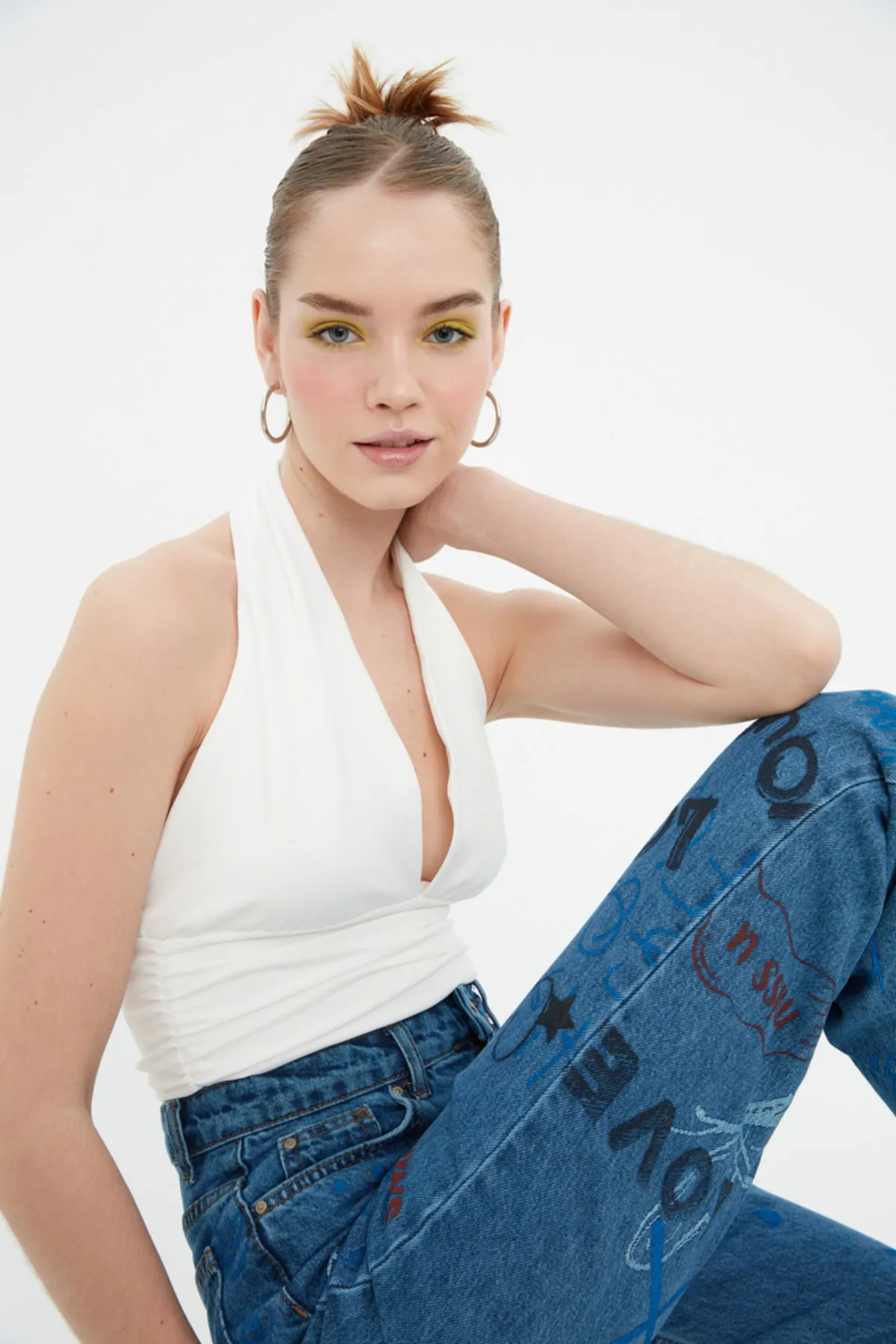 Trendyol Collection  Ecrufarbene, taillierte, kurz geschnittene Strickbluse mit Neckholder TWOSS22BZ0544
