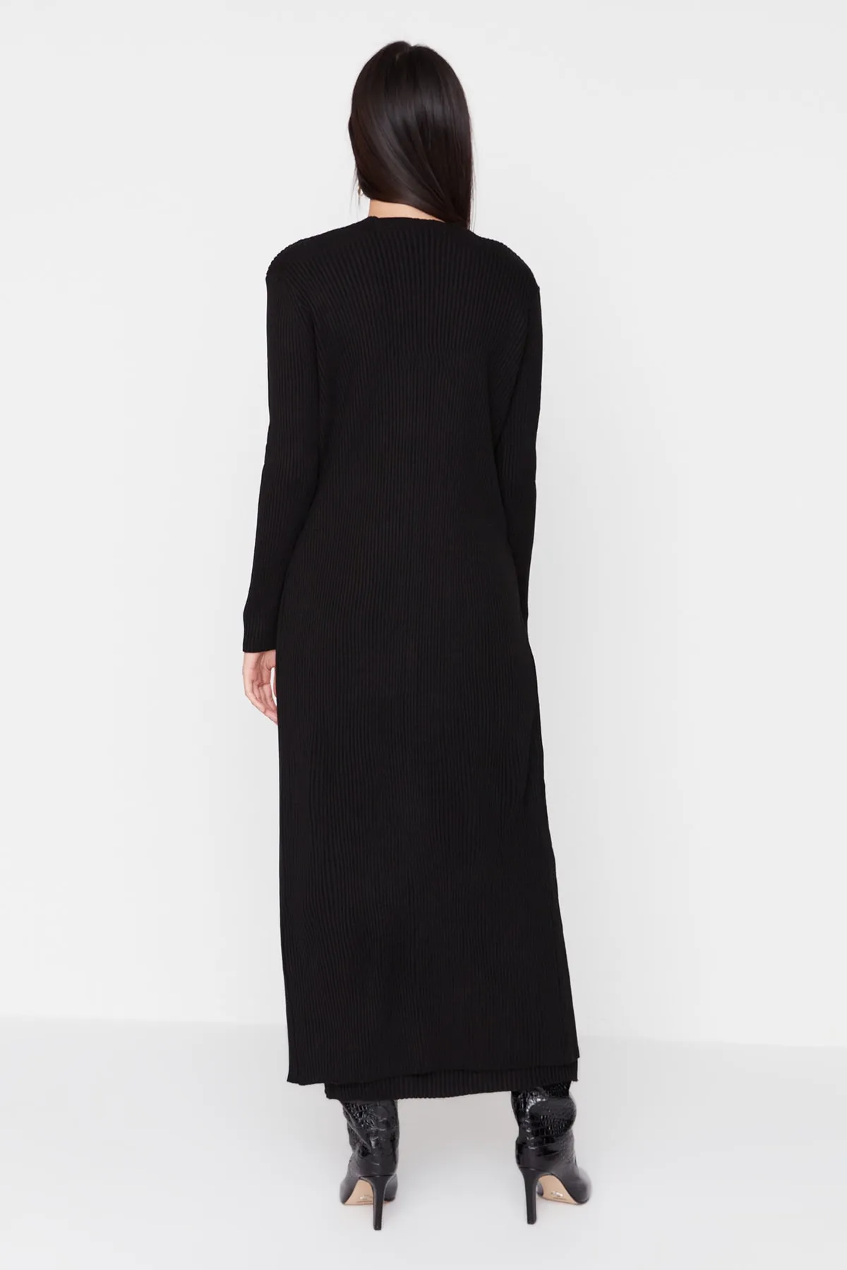 Trendyol Modest  Schwarzes Cord-Strickkleid-Cardigan-Set TCTAW23US00118