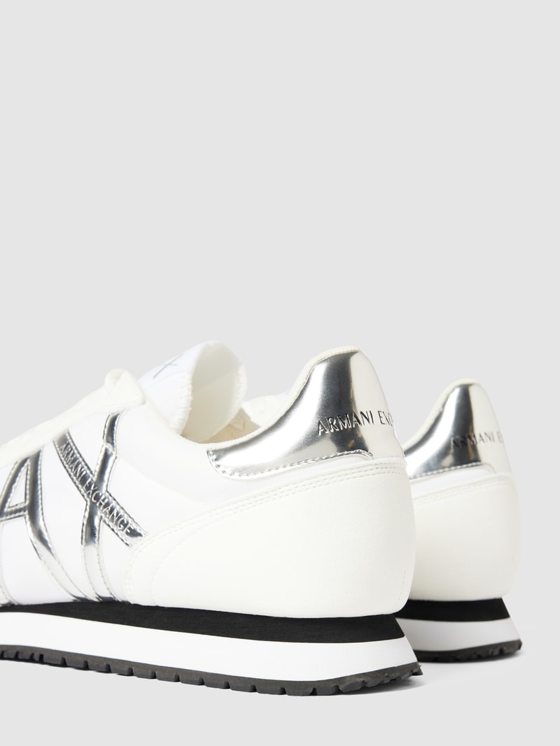 Sneaker mit Label-Details in weiß