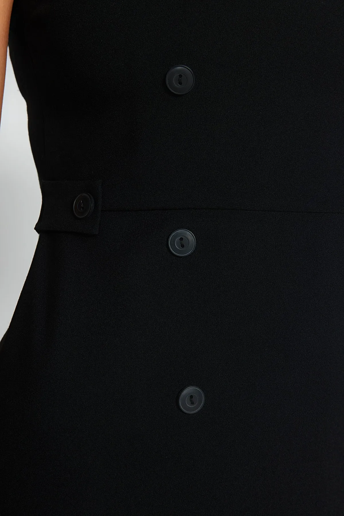 Trendyol Collection  Schwarzes Midi-Webkleid mit geknöpftem Häuptlingskragen TWOAW24EL00422