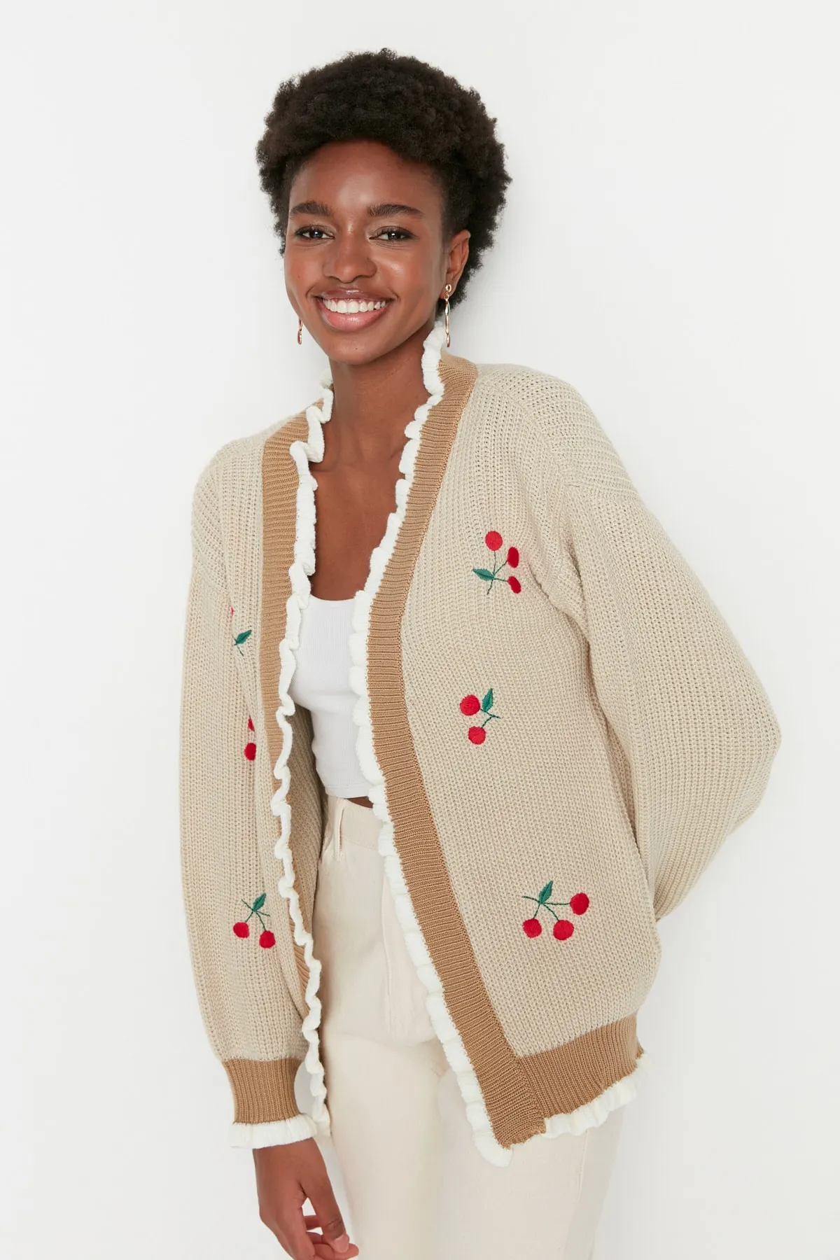 Trendyol Collection  Kamelfarbene Strickjacke mit Stickerei TWOAW21HI0628