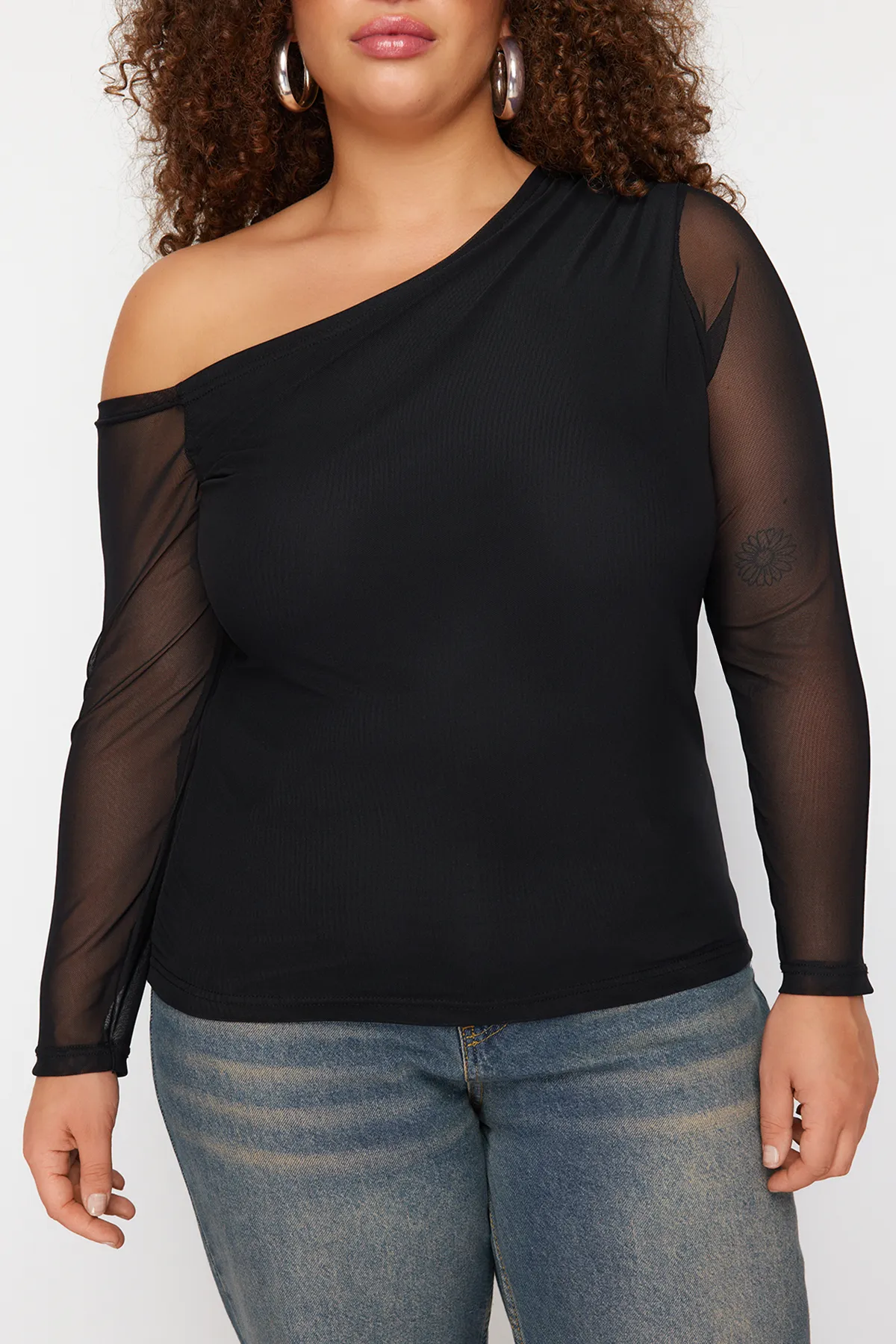 Trendyol Curve  Schwarze, mit Tüll gefütterte Strickbluse mit asymmetrischem Kragen TBSSS24AF00025