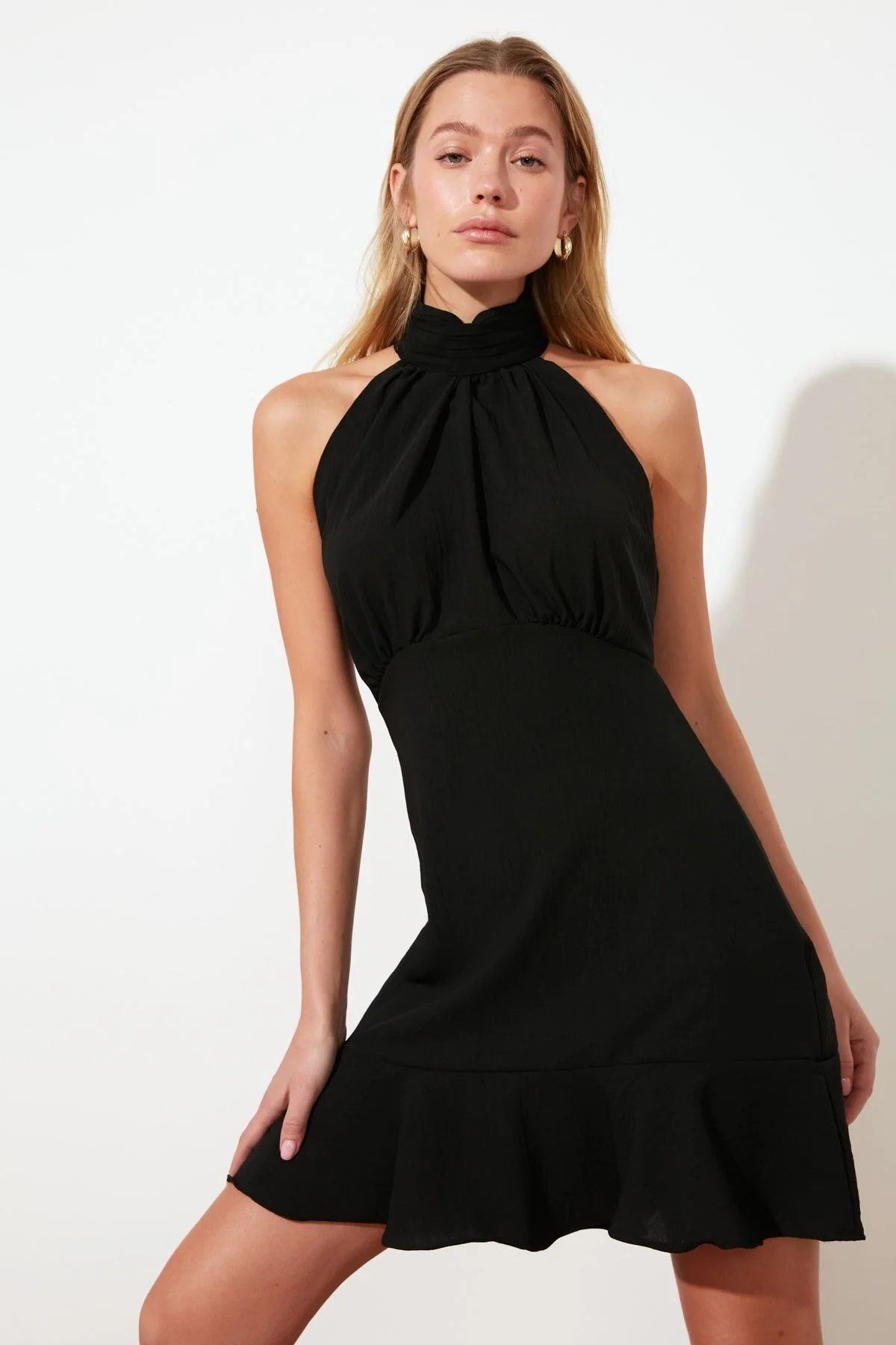 Trendyol Collection  Schwarzer Skaterrock mit Neckholder und gewebtem Kleid TWOSS21EL1538