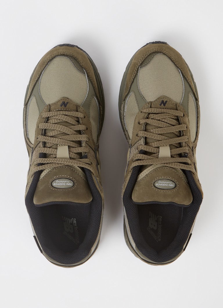 Sneakersy New Balance 2002 z detalami ze zamszu i siateczki.