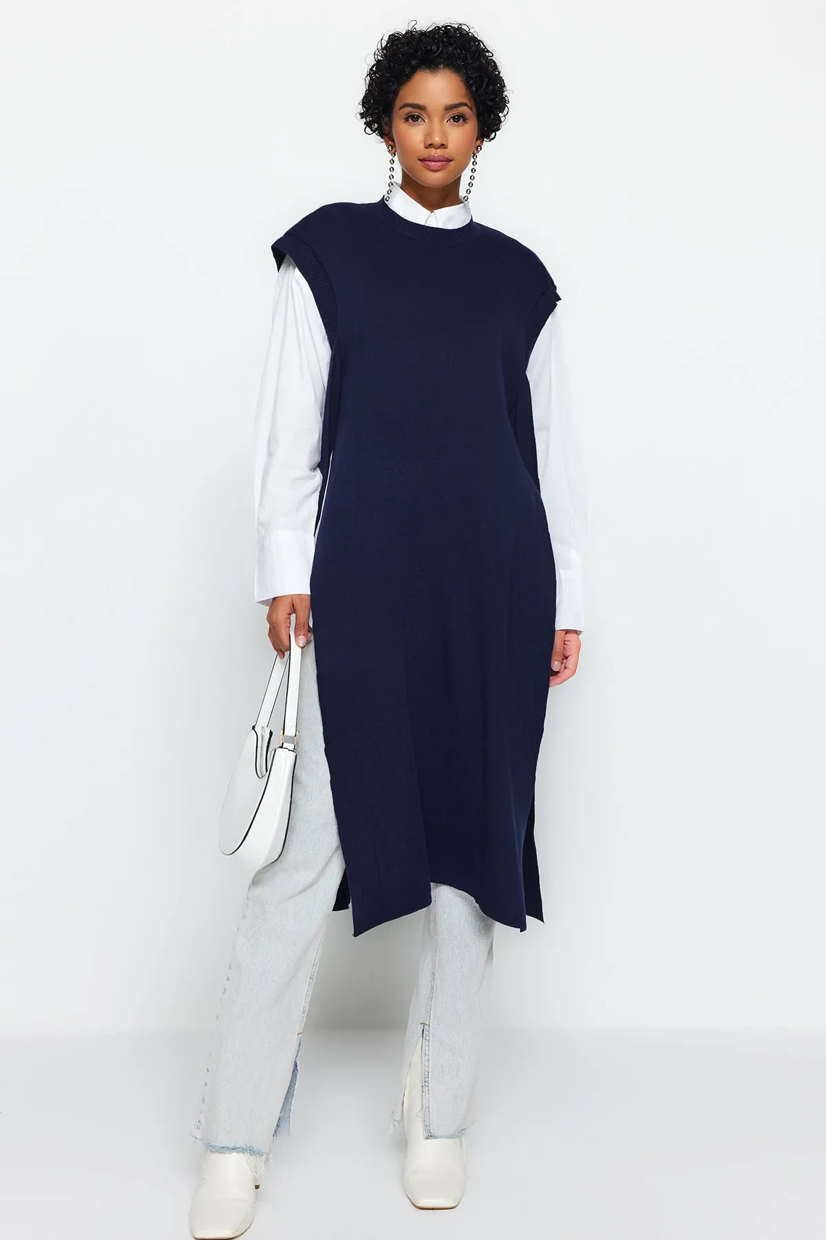 Trendyol Modest  Marineblauer langer Strickpullover mit Seitenschlitzen TCTAW24UV00018