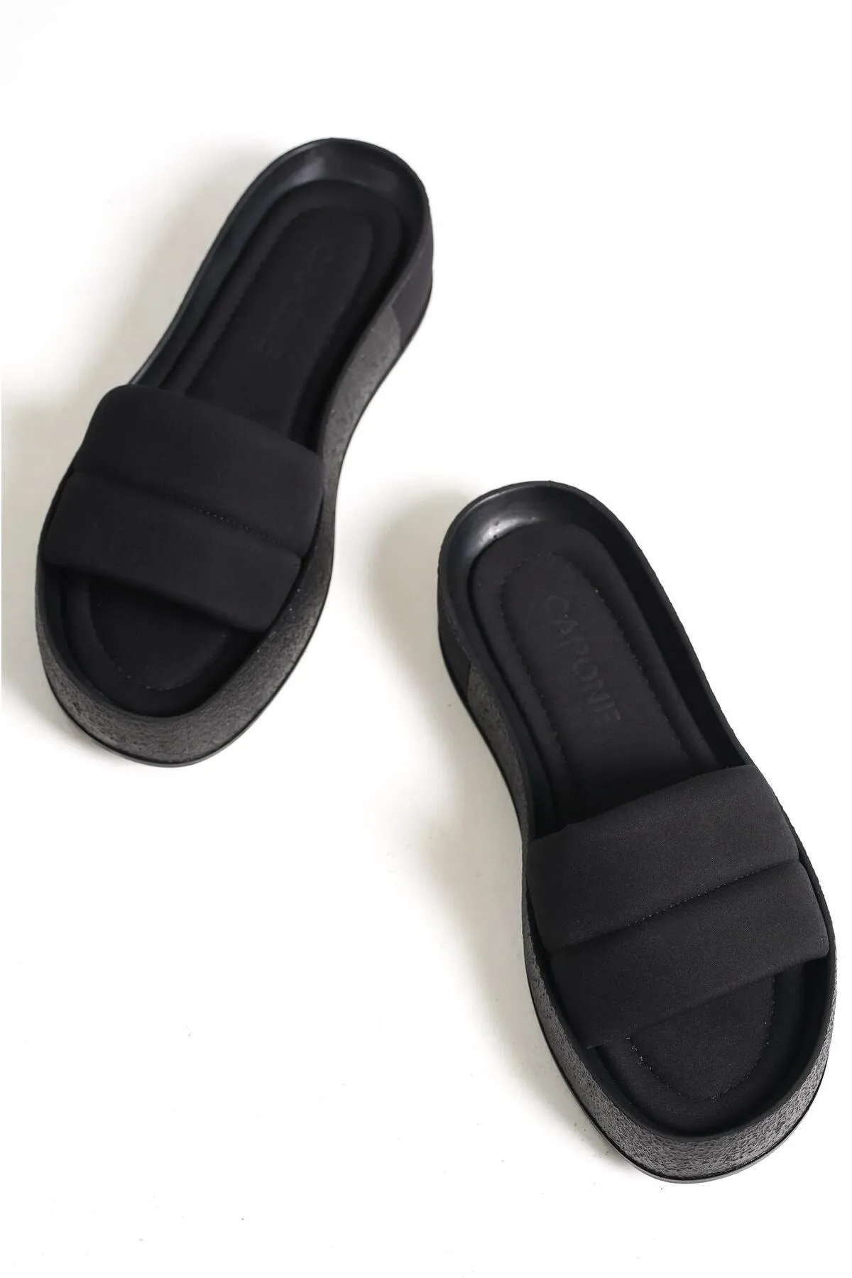 Capone Outfitters  Capone gesteppte, gebänderte, farbenfrohe, detaillierte Keilabsatz-Damenhausschuhe aus mattem Satin in Schwarz