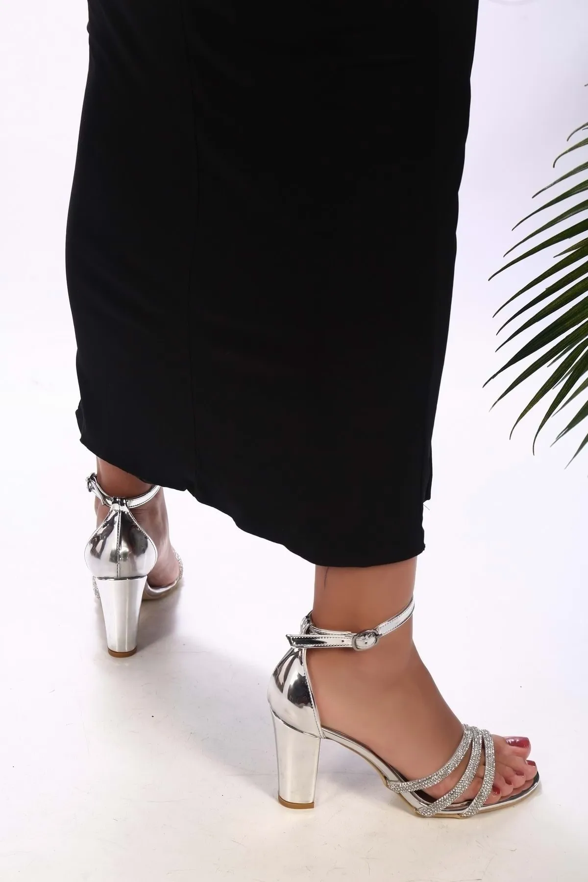 Shoeberry  Forty-Damenschuhe mit verspiegeltem Stein und Absatz in Silber