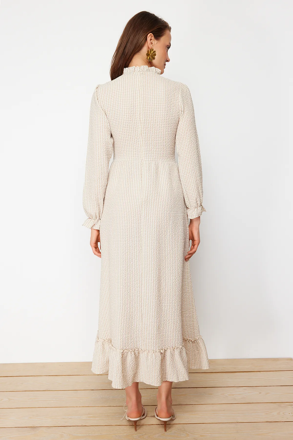 Trendyol Modest  Beiges gewebtes Kleid mit Gingham-Muster und Rüschendetail TCTSS21EB0028