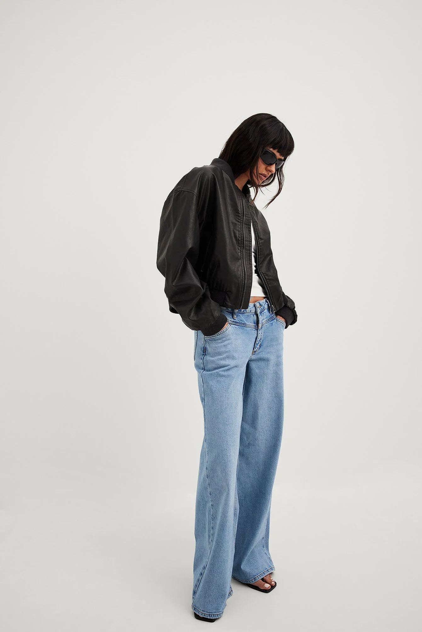 Weite Jeans mit niedriger Taille und Nahtdetails