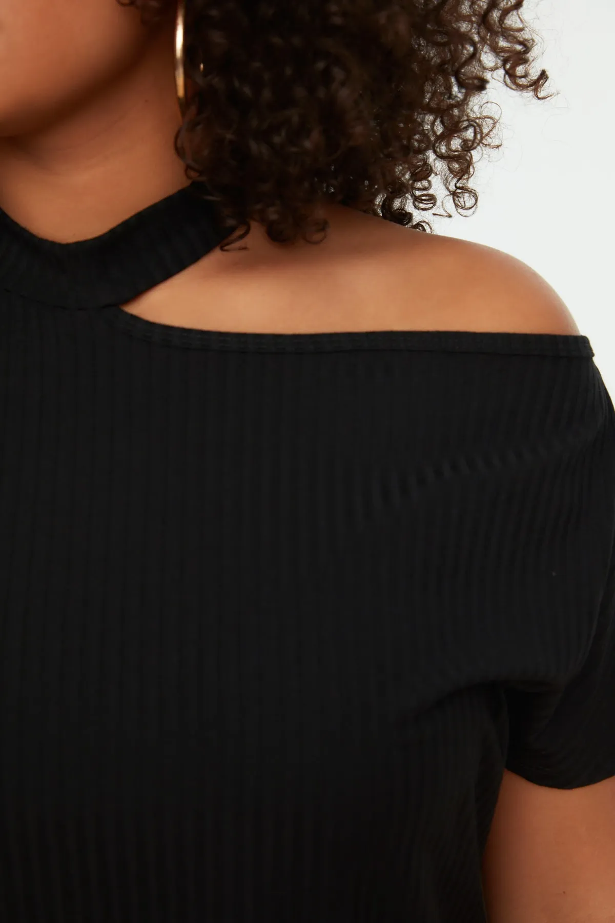 Trendyol Curve  Schwarze, detaillierte Strickbluse mit Ausschnitten TBSSS22AF0009