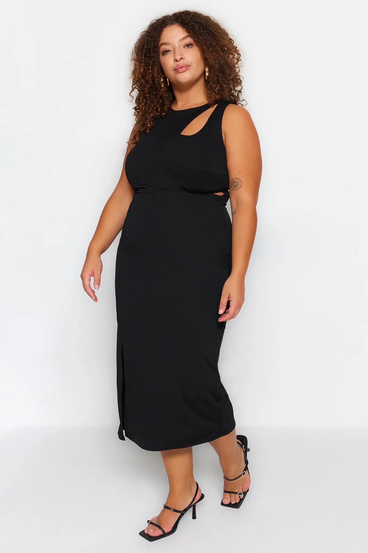 Trendyol Curve  Schwarzes, figurbetontes Strickkleid mit Ausschnitten und detailliertem Schlitz TBBSS23AH00192
