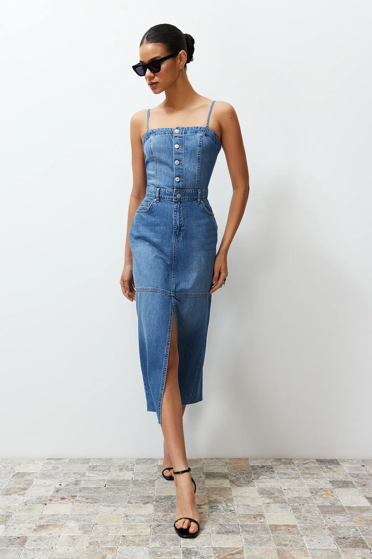 Trendyol Collection  Blaues Maxikleid aus Denim mit Riemchen TWOSS24EL00544