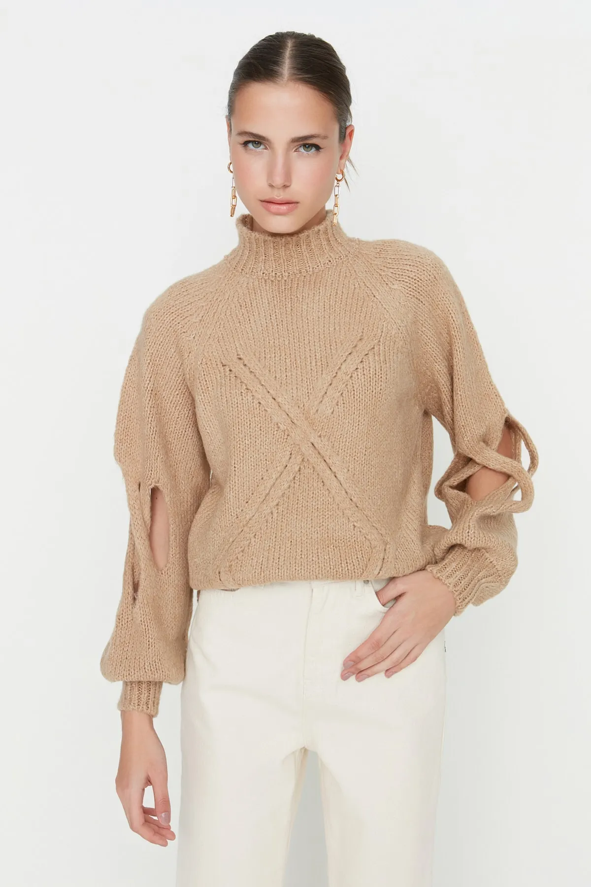 Trendyol Collection  Beiger Strickpullover mit weichem Strukturmuster, Stehkragen, Fenster-/Ausschnittdetail TWOAW22KZ0214