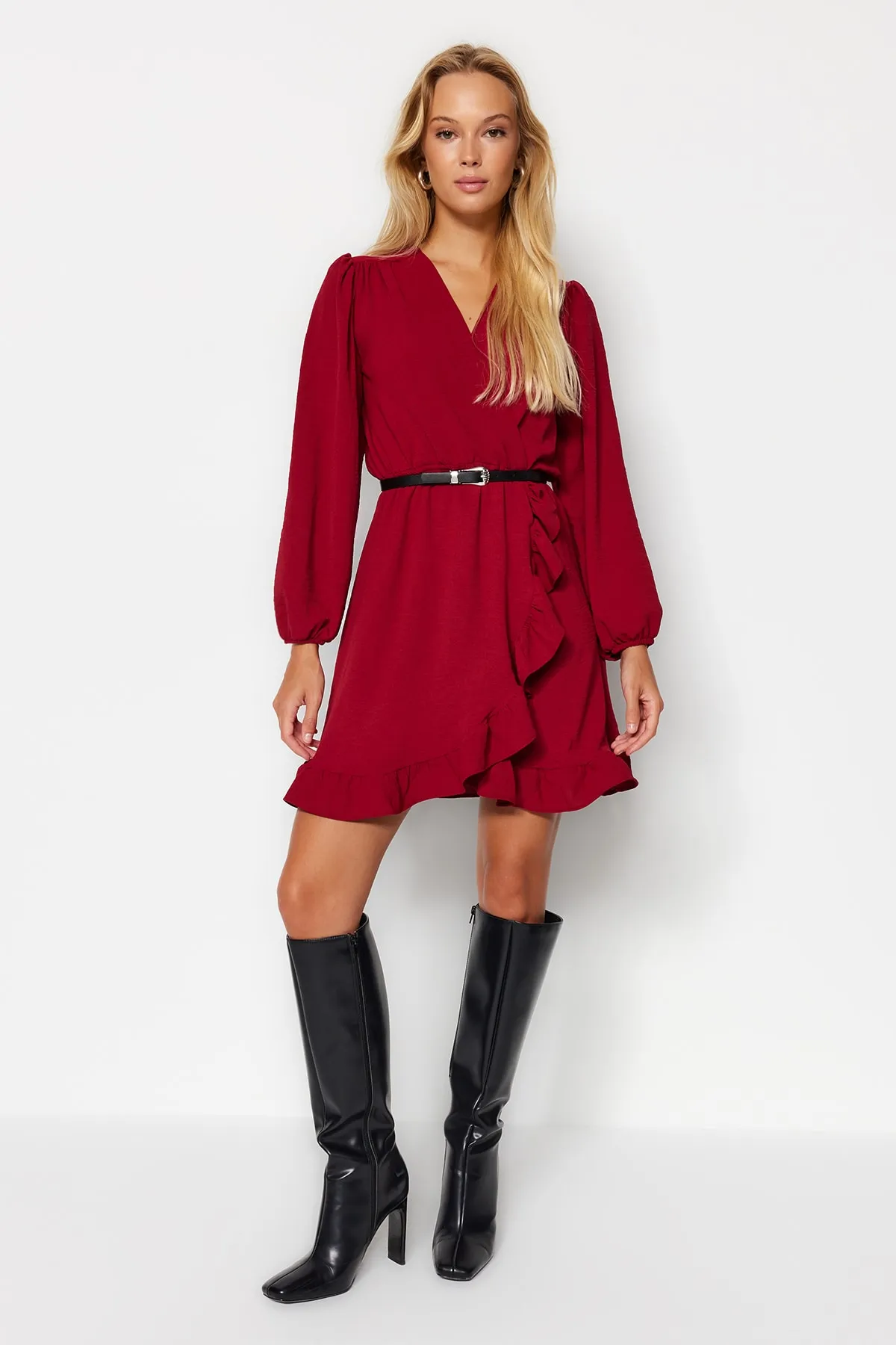 Trendyol Collection  Burgunderrotes Minikleid mit gewebtem Volant und Gürtel TWOAW24EL00249