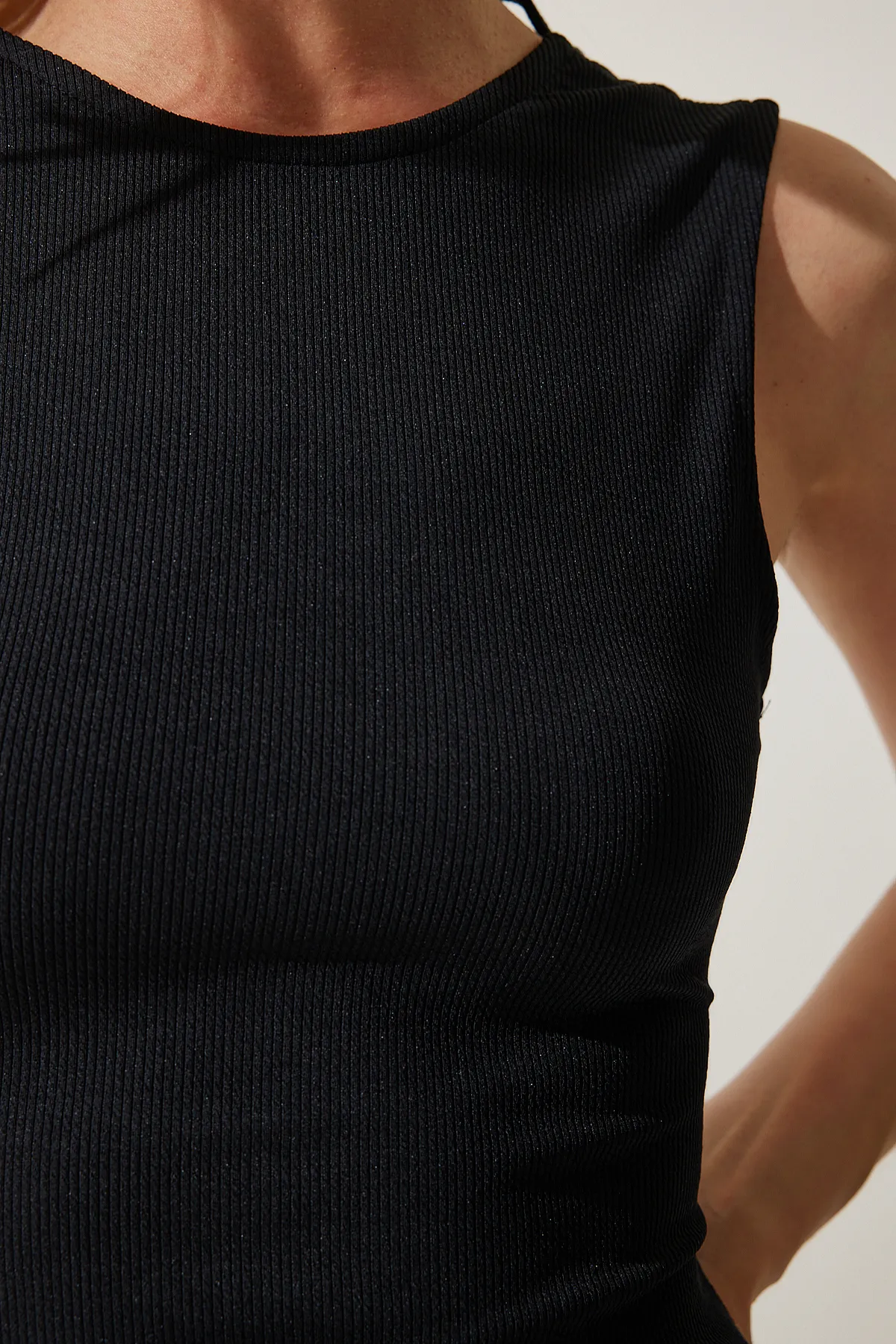 Happiness İstanbul  Schwarzes, rückenfreies, geripptes Strickkleid für Damen MC00267