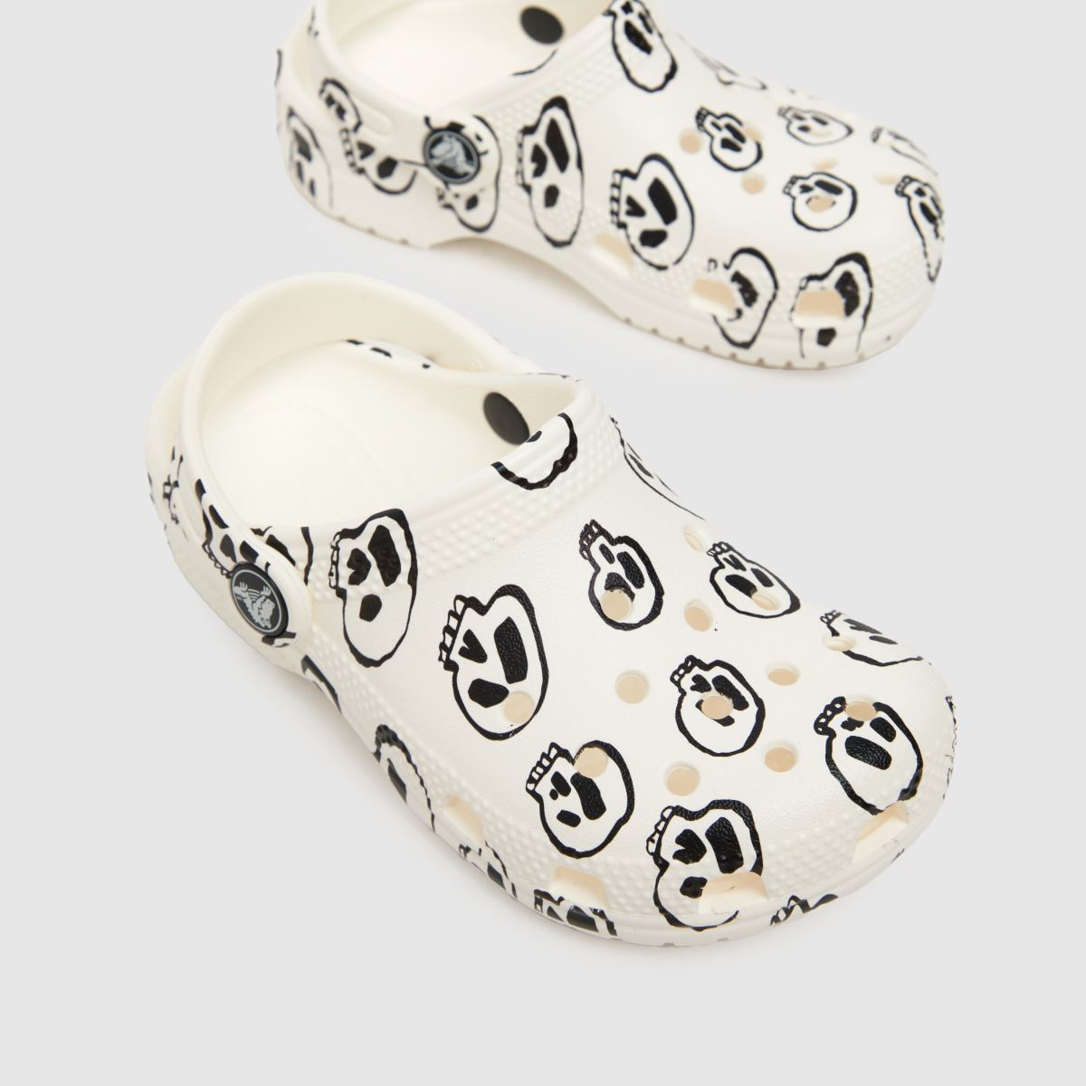 Crocs beli in črni klasični sandali z lobanjo za malčke
