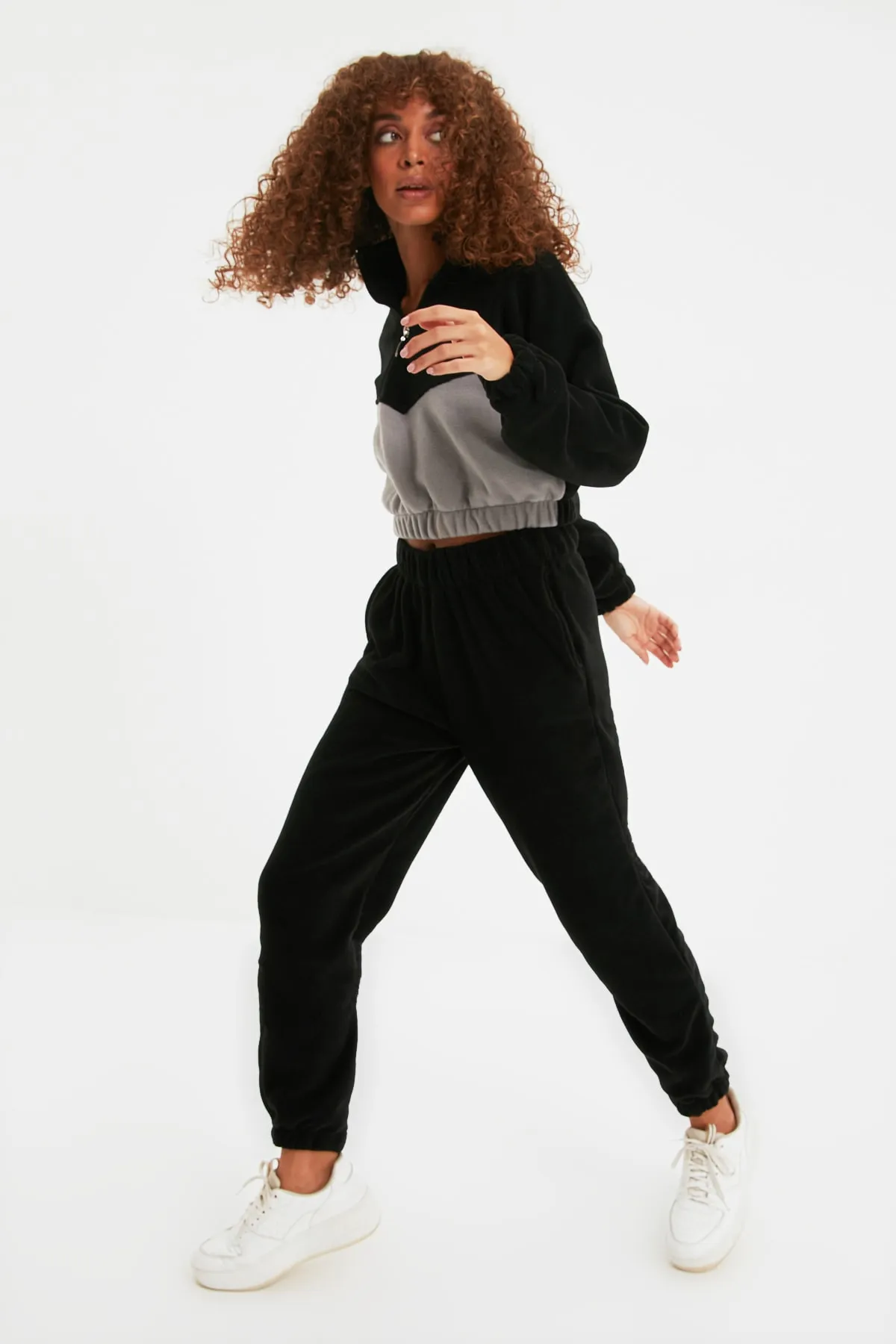 Trendyol Collection  Schwarze lockere Jogginghose aus Fleece-Strick TWOAW22EA0398