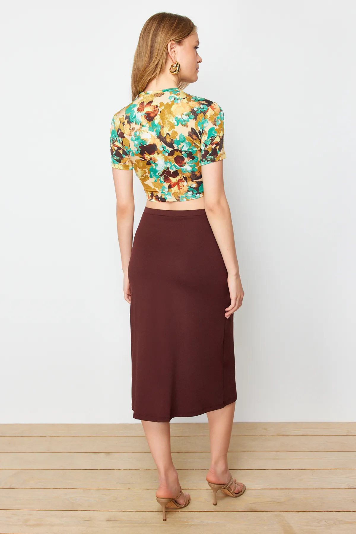 Trendyol Collection  Mehrfarbig bedrucktes, flexibles, figurbetontes Strick-Set aus Bluse und Rock in Midilänge TWOSS24AU00123
