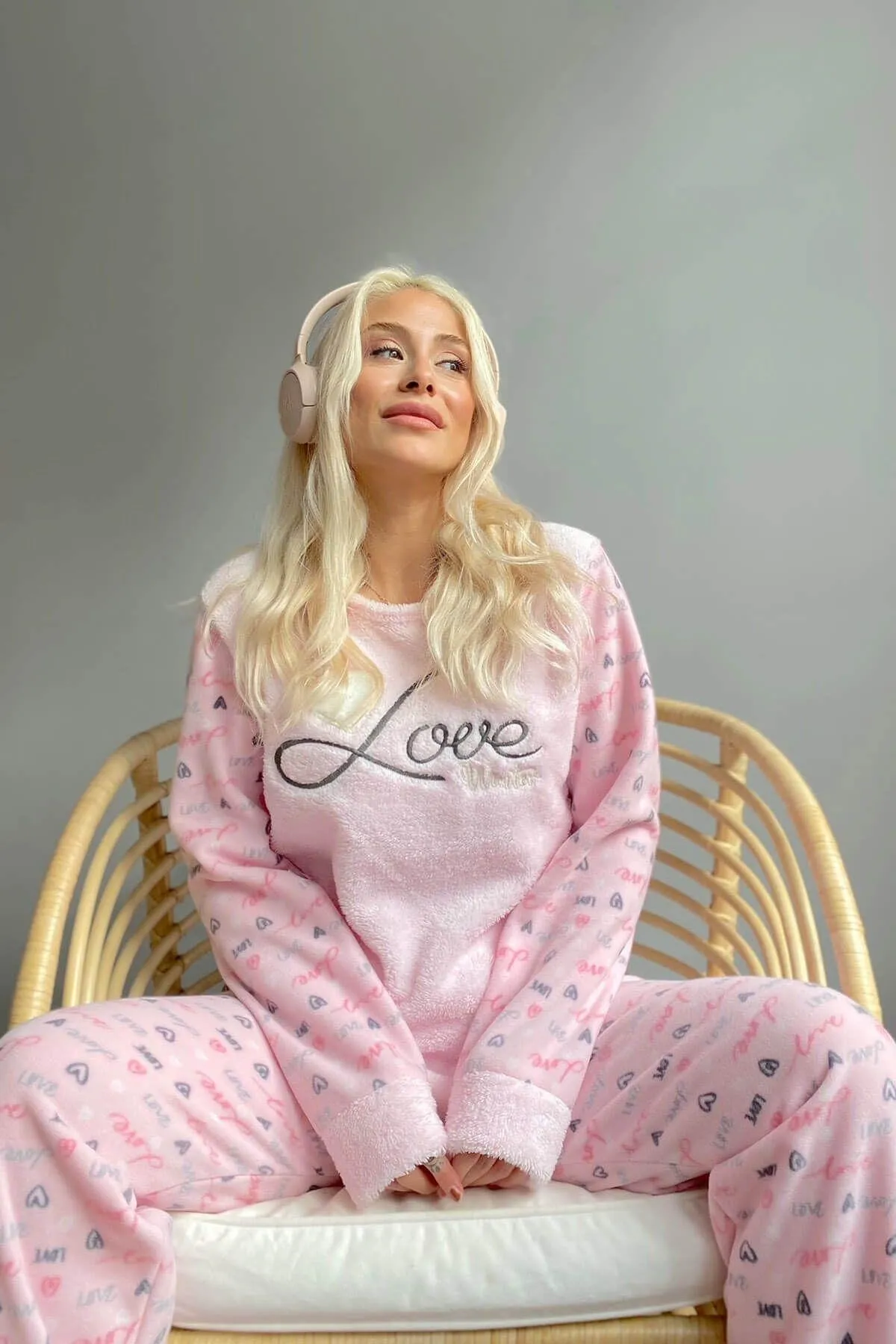 Pijamaevi  Puderrosa Love Winter gemustertes Plüsch-Pyjama-Set für Damen