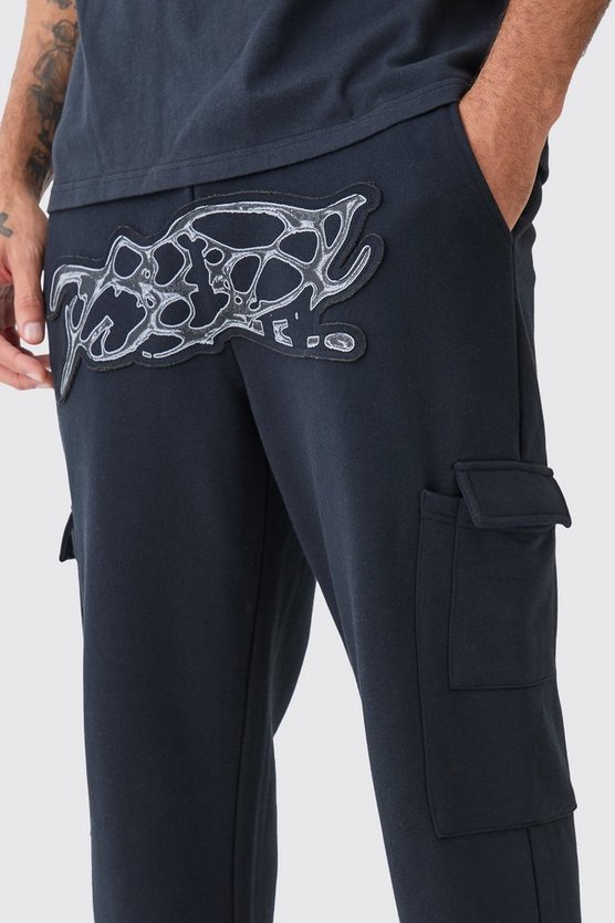 Gerade Jogginghose mit geteiltem Saum und zerrissener Applikation