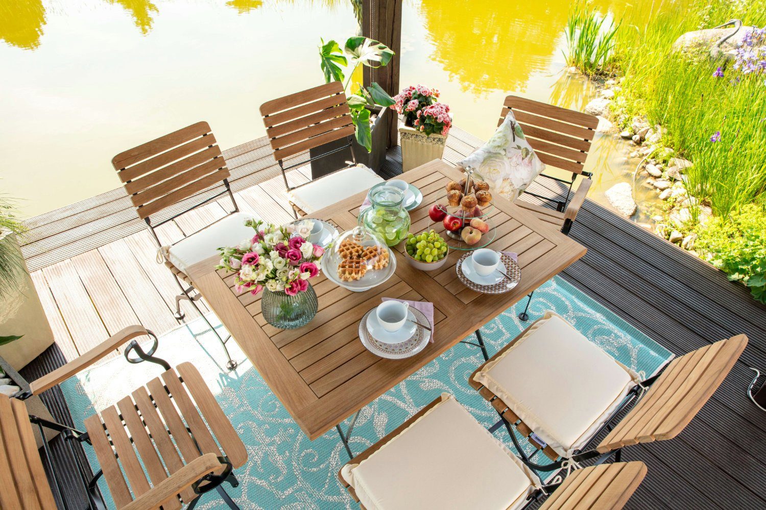 Kai Wiechmann Klapptisch Premium Teak Falttisch 80 x 80 cm als wetterfester Balkontisch, rostfreier und langlebiger Teak Eisen Gartentisch