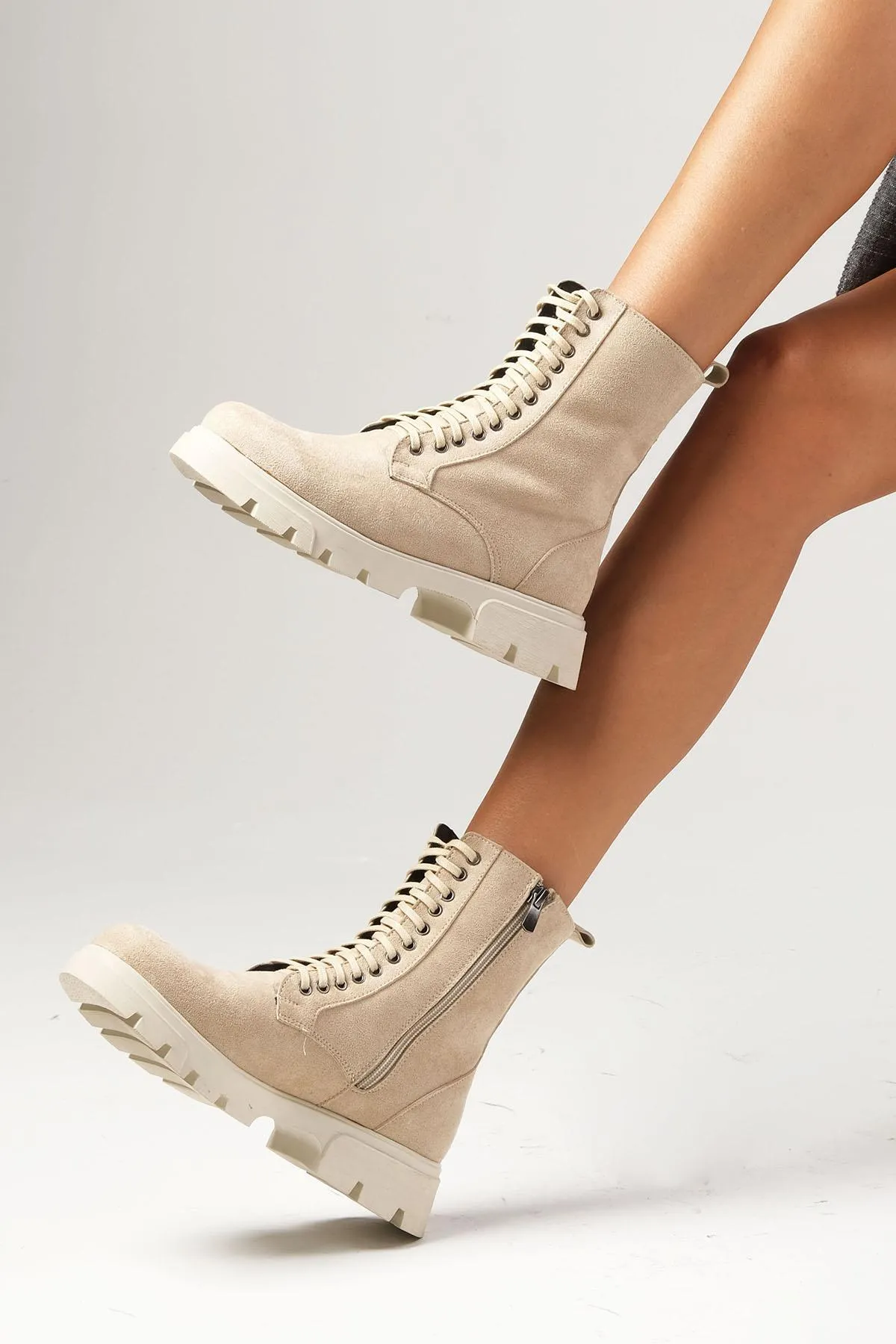 Mio Gusto  Beigefarbene Alvina-Damenstiefel aus Wildleder zum Schnüren und Reißverschluss mit dicker Sohle