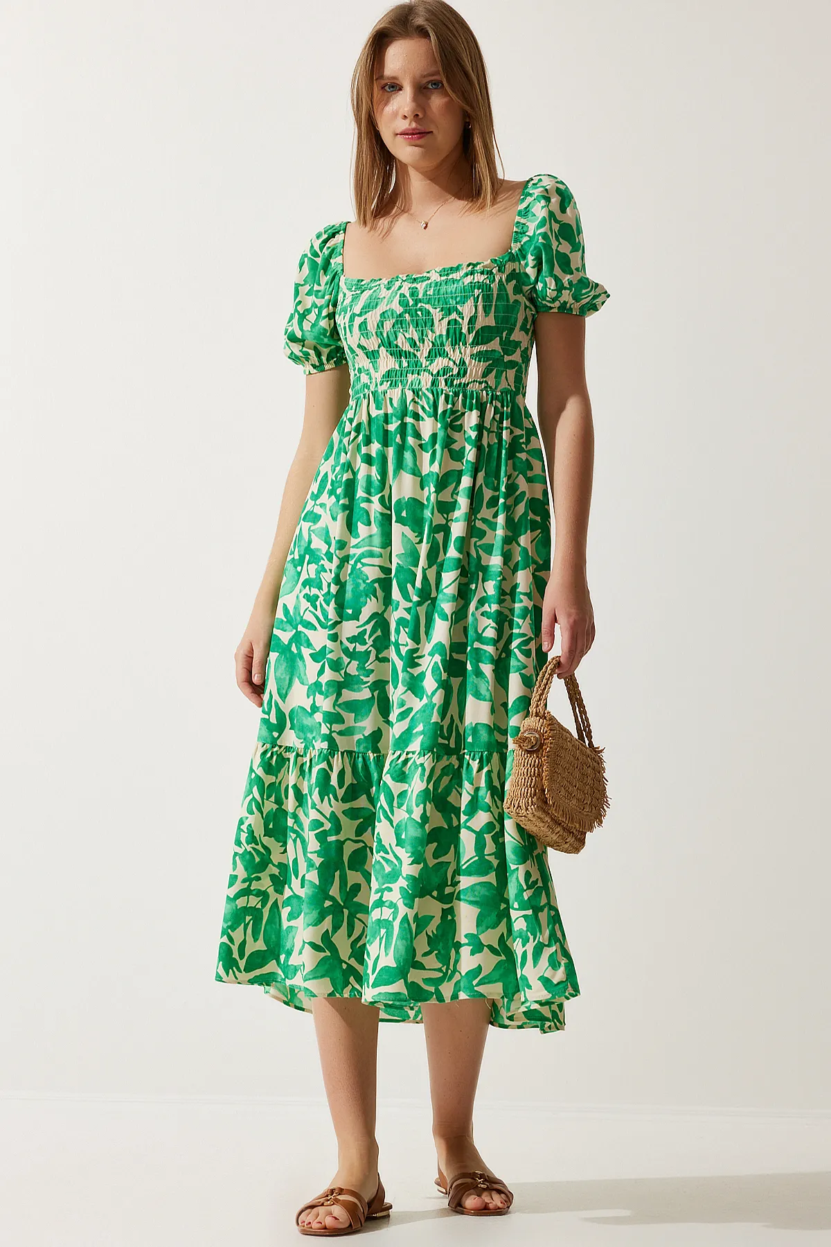 Happiness İstanbul  Grünes Sommerkleid aus Viskose mit Blumenmuster für Damen CI00079