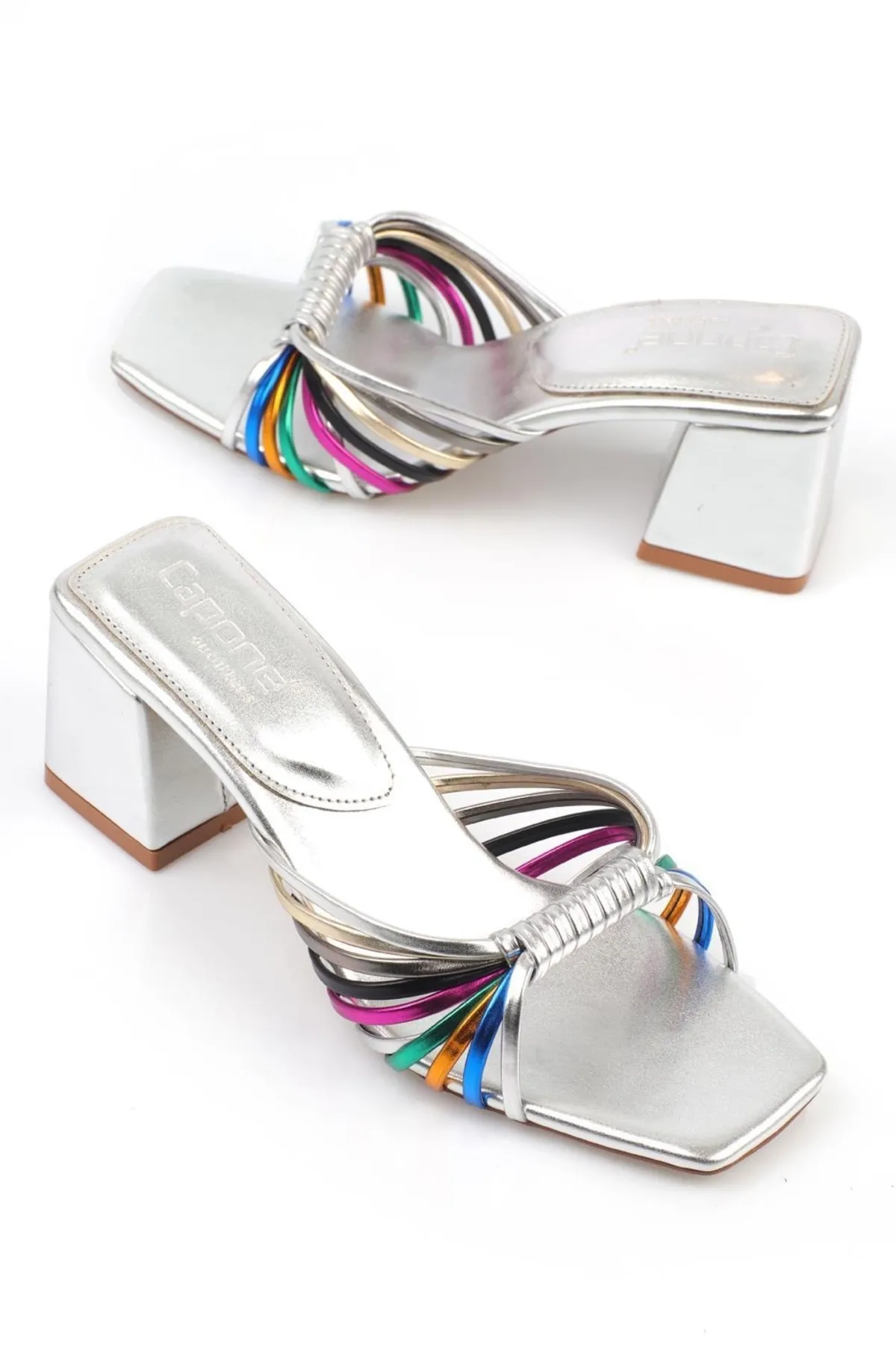 Capone Outfitters  Capone Blunt Toe Multi-Striped Metallic Silver Damen-Hausschuhe mit mittelhohem Absatz