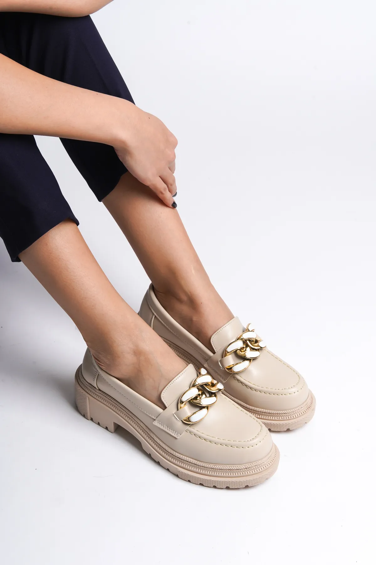 Capone Outfitters  Damen-Loafer mit goldfarbener Schnalle