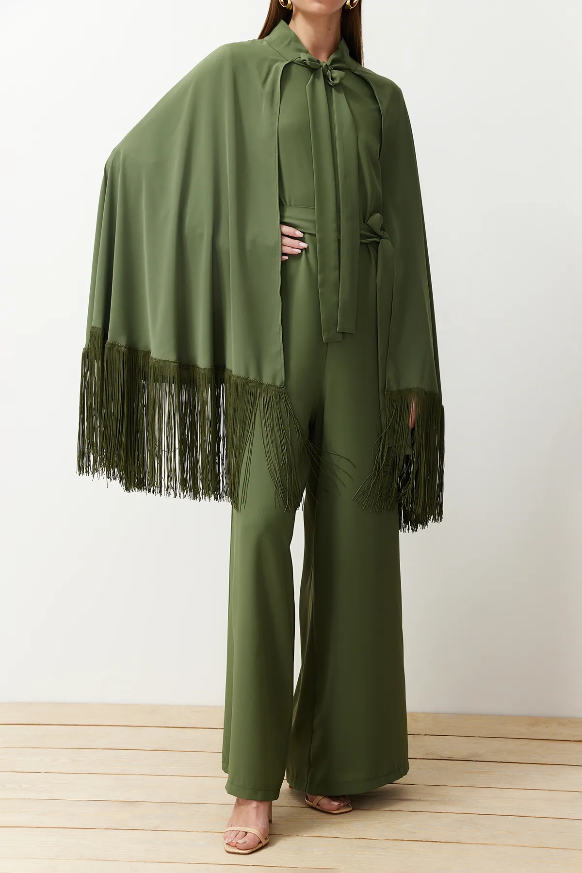 Trendyol Modest  Khakifarbener Abendkleid-Overall mit Quasten und Umhang TCTAW24DB00007