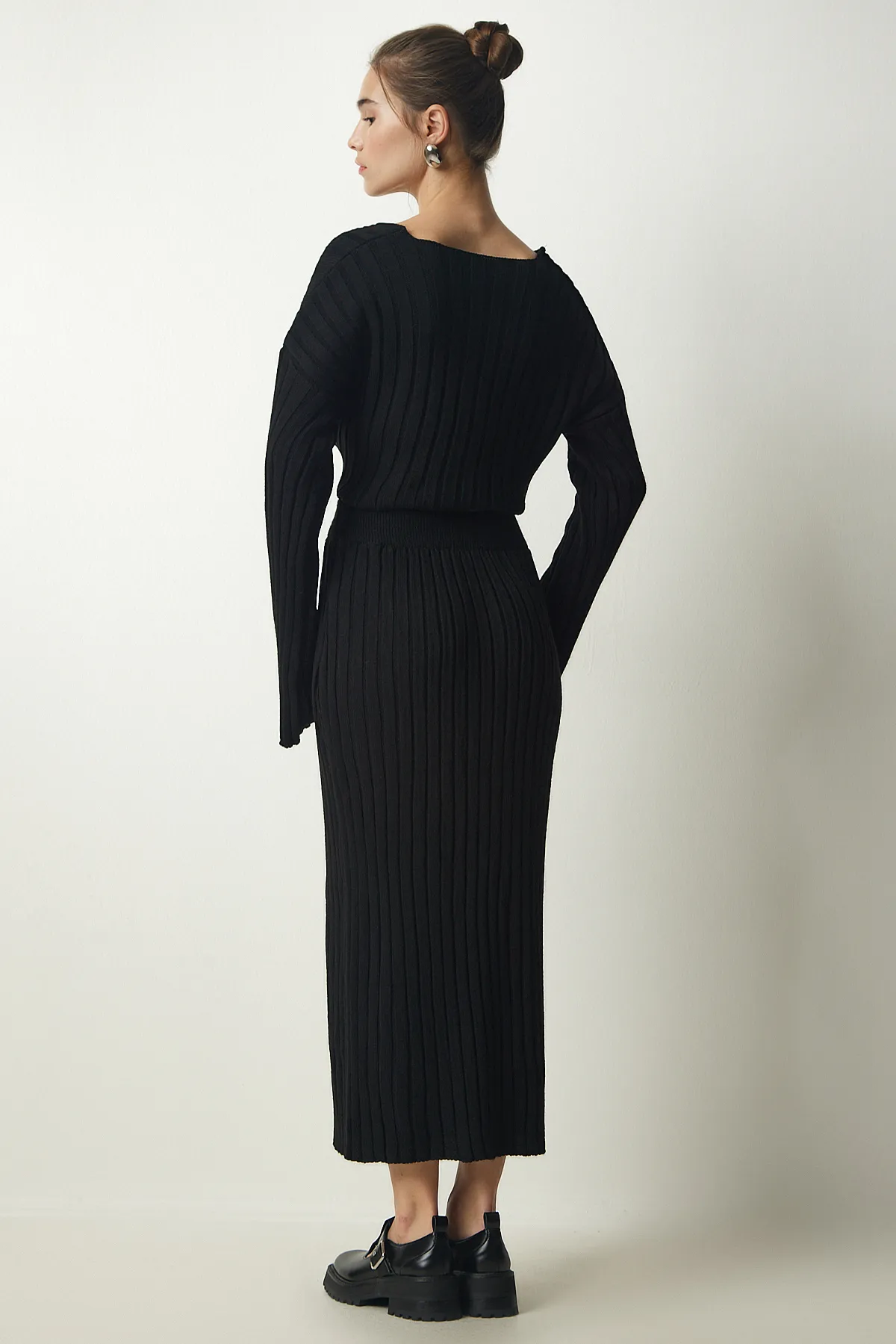 Happiness İstanbul  Schwarzes Strickset mit geripptem Pullover und Rock für Damen YY00188