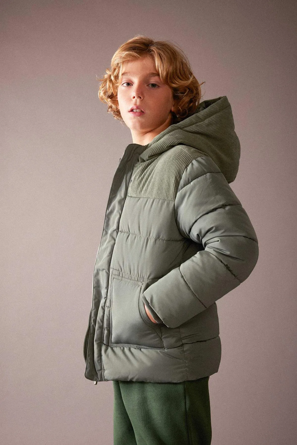 DeFacto  Wasserabweisende Pufferjacke mit Kapuze für Jungen A2270a823wn