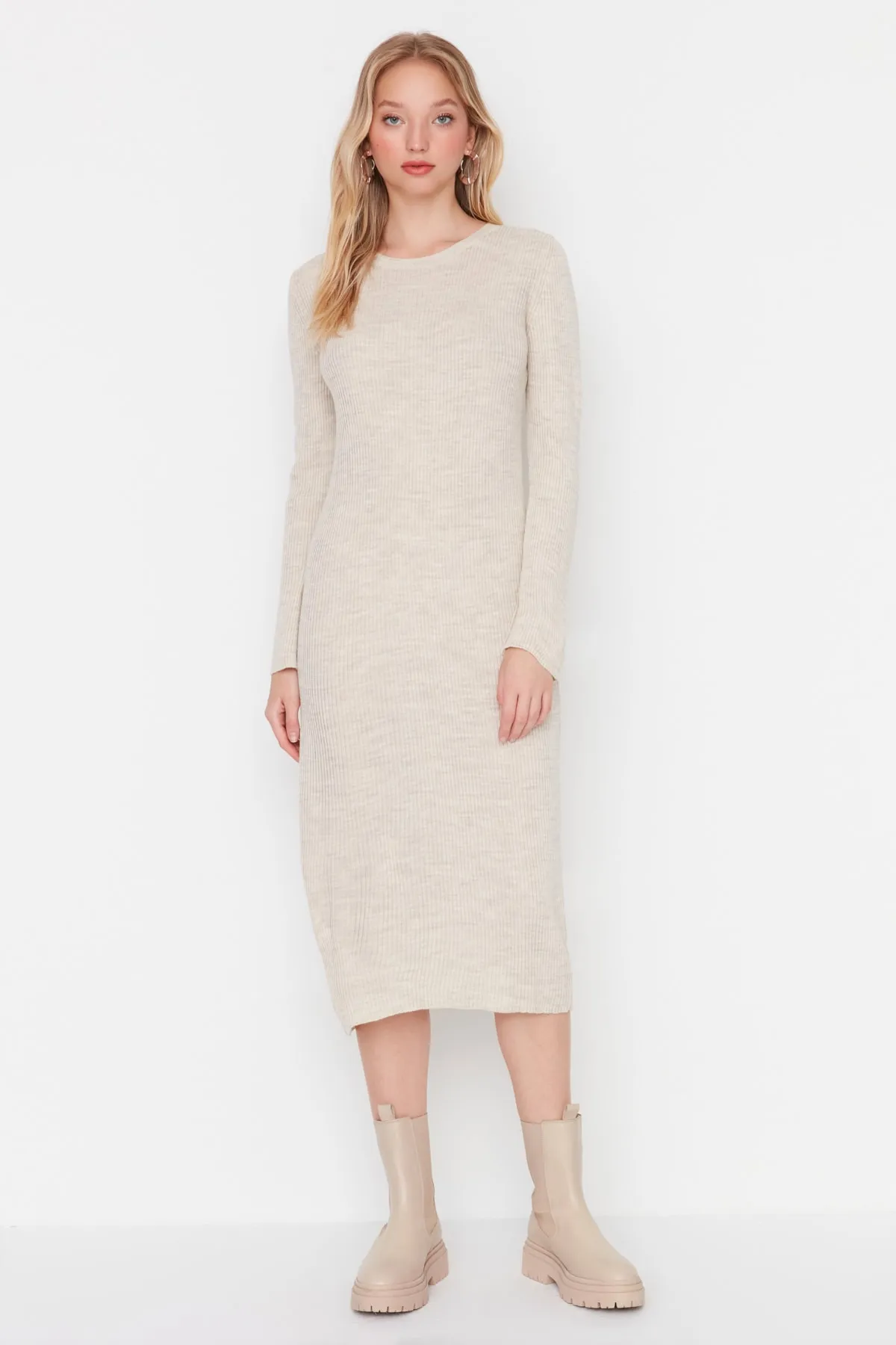 Trendyol Collection  Beiges, geschlitztes, detailliertes Strickkleid TWOAW23AU00187