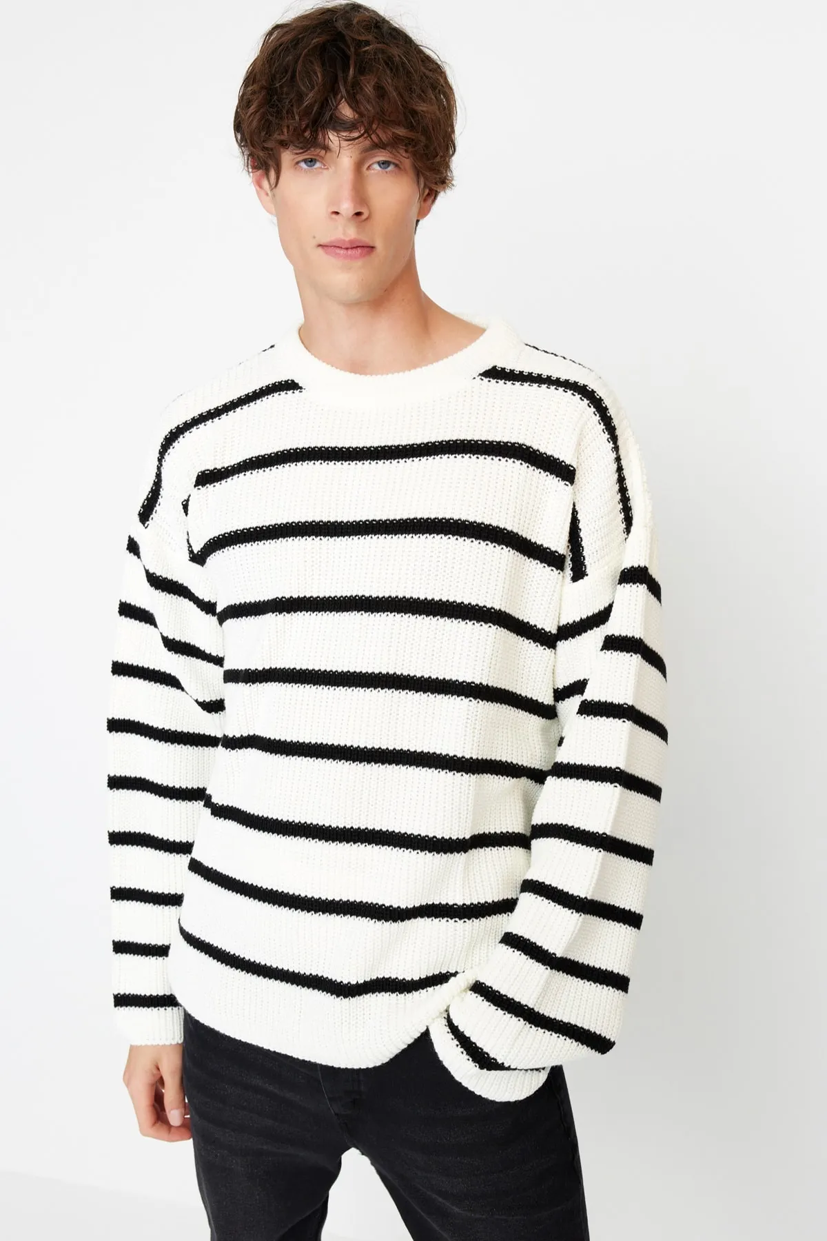 Trendyol Collection  Ecru Unisex-Pullover in Oversize-Passform, weiter Passform, Rundhalsausschnitt, gestreifter Strickpullover TMNAW23KZ00285