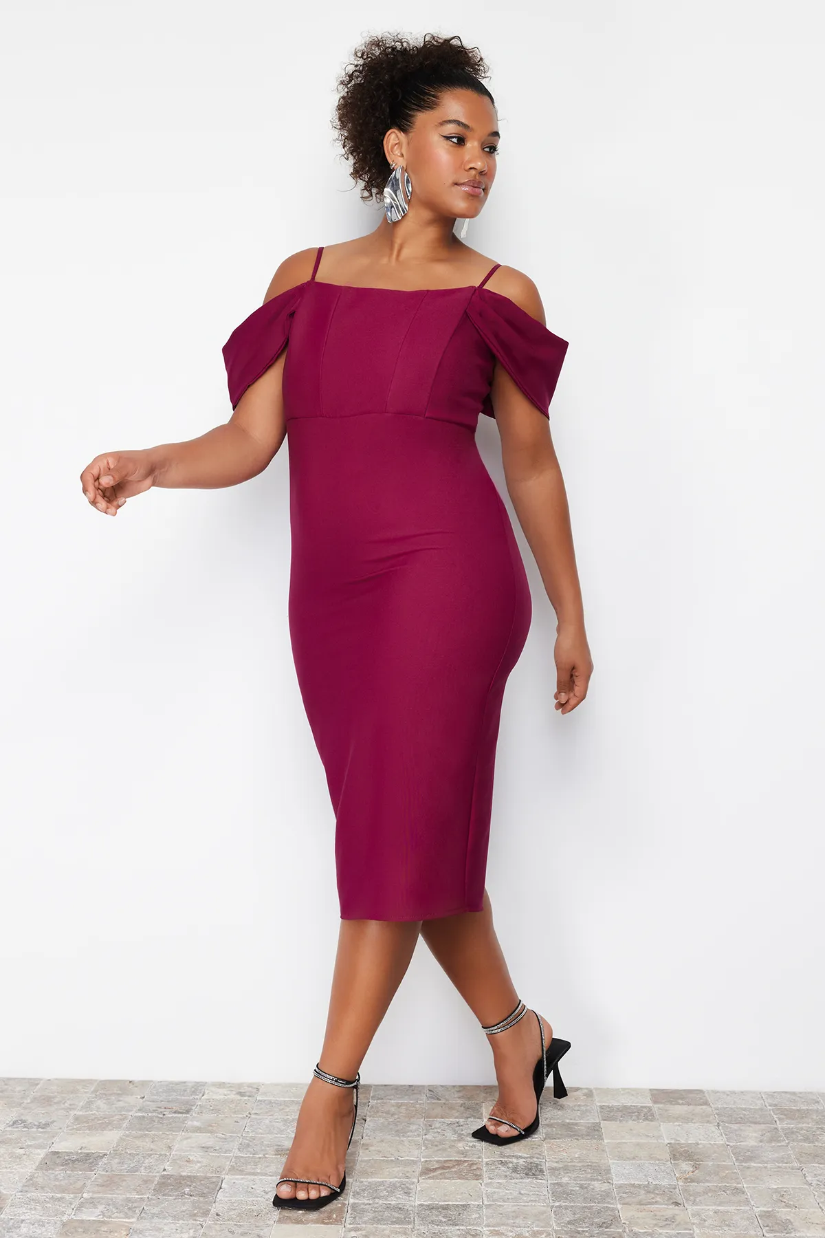 Trendyol Curve  Lilafarbenes, schlichtes, figurbetontes Midi-Gewebekleid in Übergröße TBBSS24AH00000