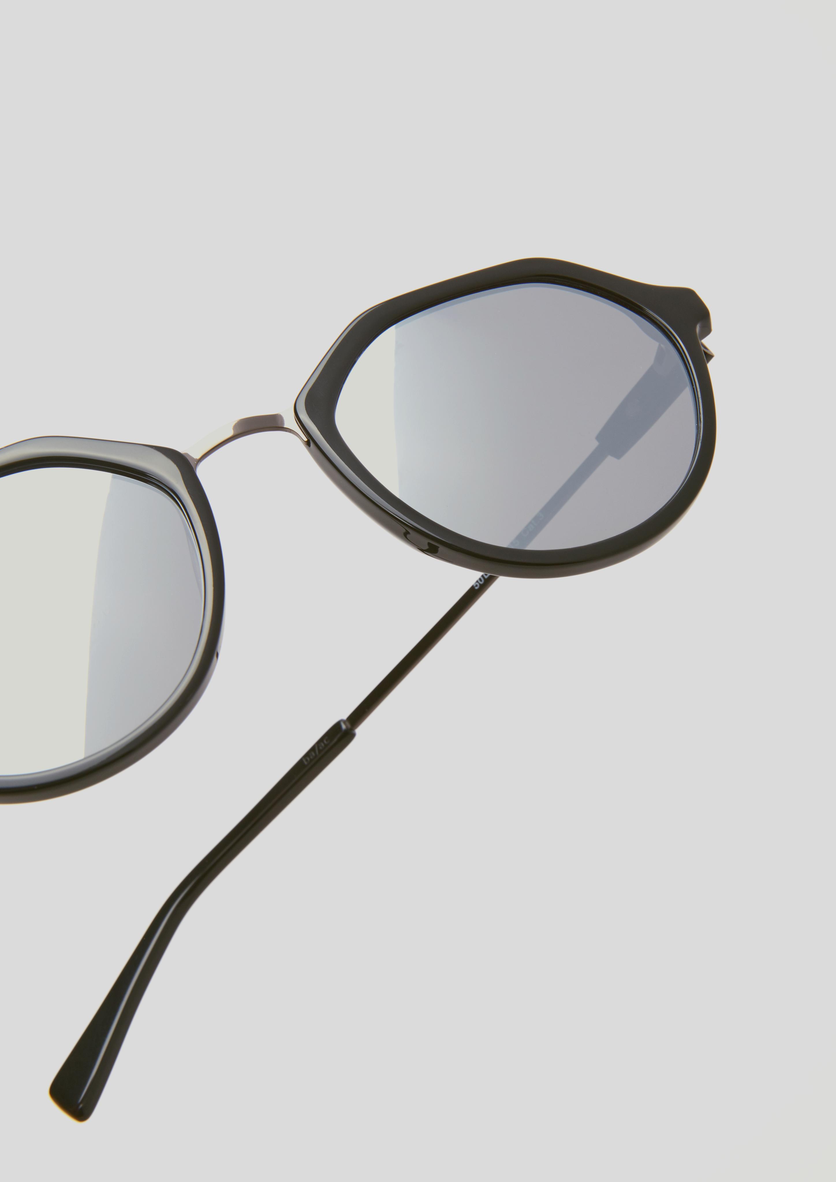 Sonnenbrille in eckiger Form  144.120.141.98546-680