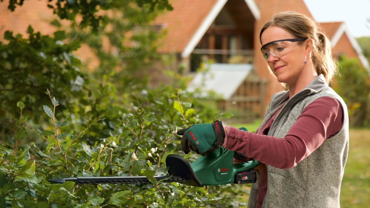 Bosch Green 0600849M01 EasyHedgeCut 18V-52-13 Akku hækkeklipper 1x 18V 2,0 Ah og AL1810CV
