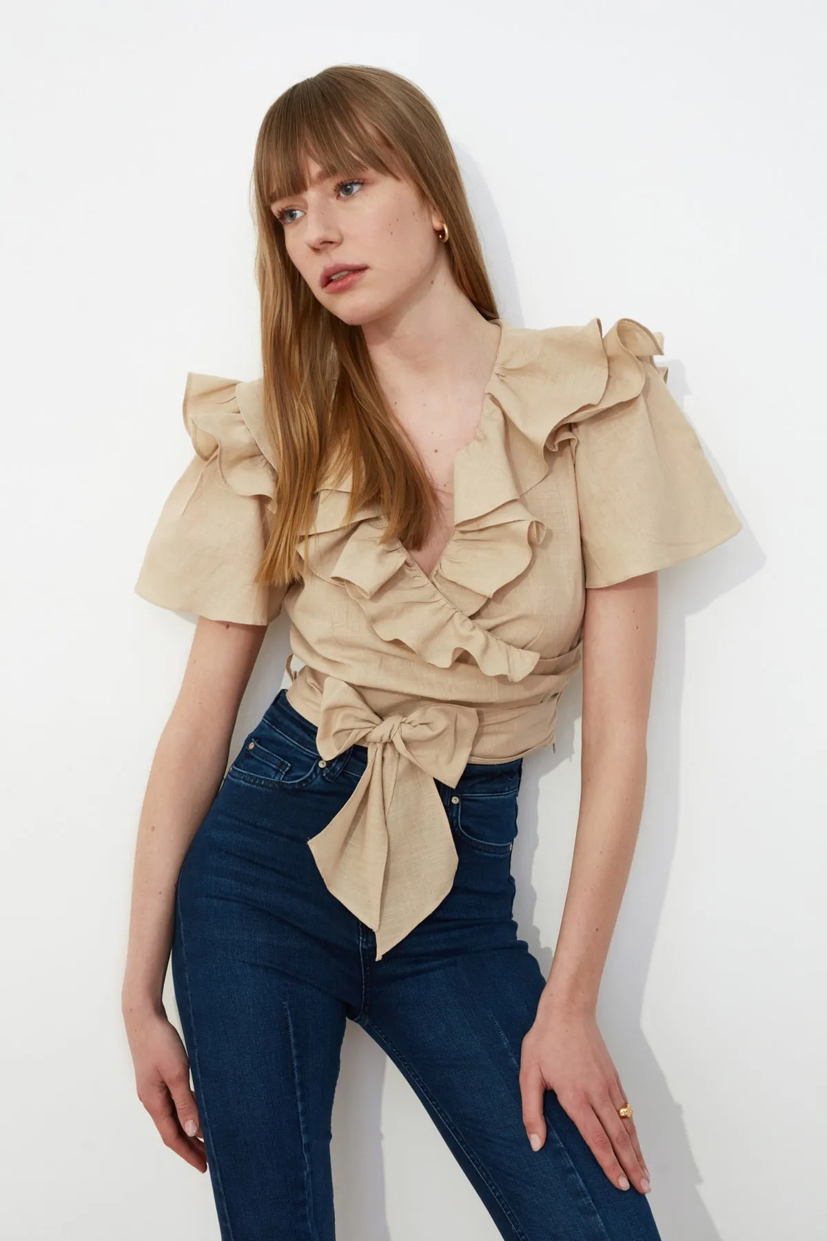 Trendyol Collection  Beigefarbene, gewebte Volantbluse mit Gürtel und detailliertem Detail TWOSS20BZ0351