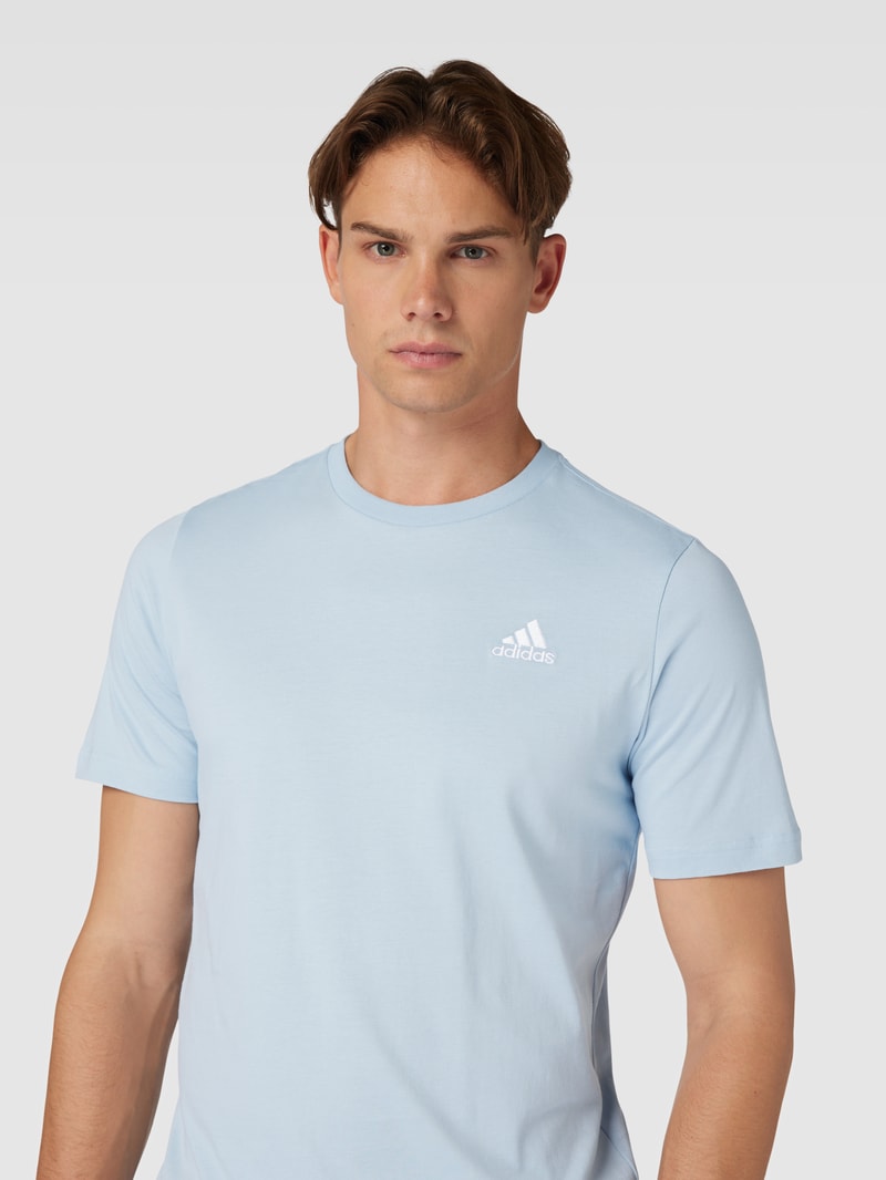 T-Shirt mit Label-Stitching in hellblau
