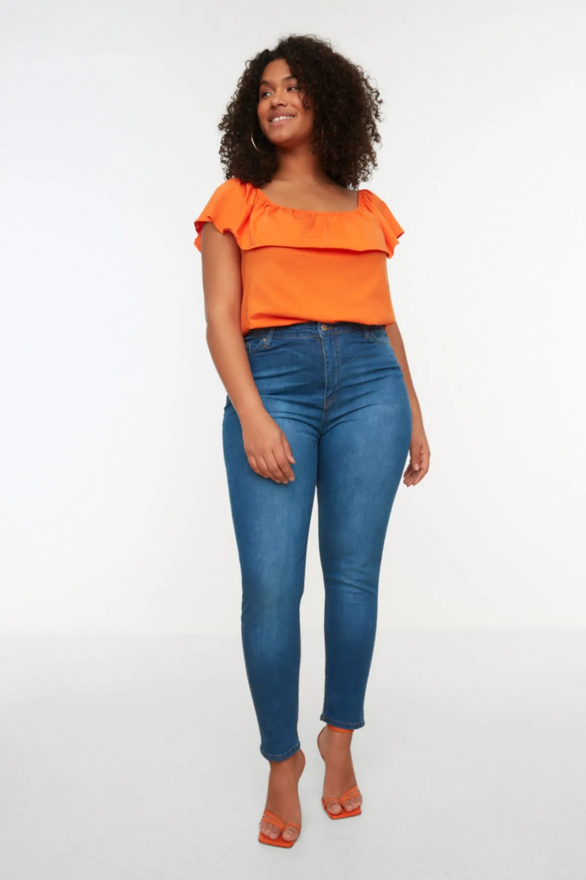 Trendyol Curve  Blaue, hoch taillierte, dehnbare Röhrenjeans TBBSS22JE0040