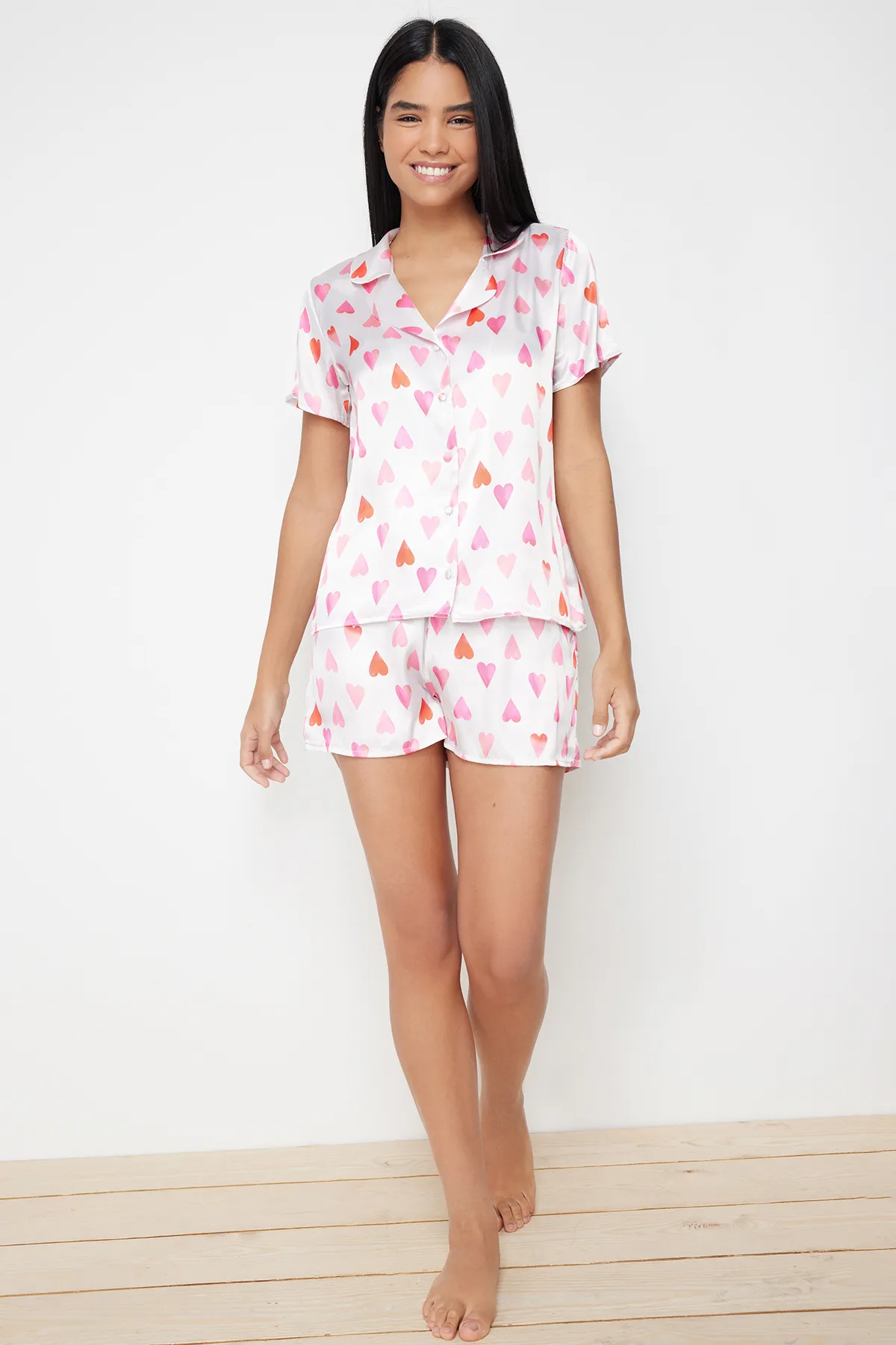 Trendyol Collection  Mehrfarbiges Satin-Herz-Hemd-Shorts-Web-Pyjama-Set THMSS24PT00101
