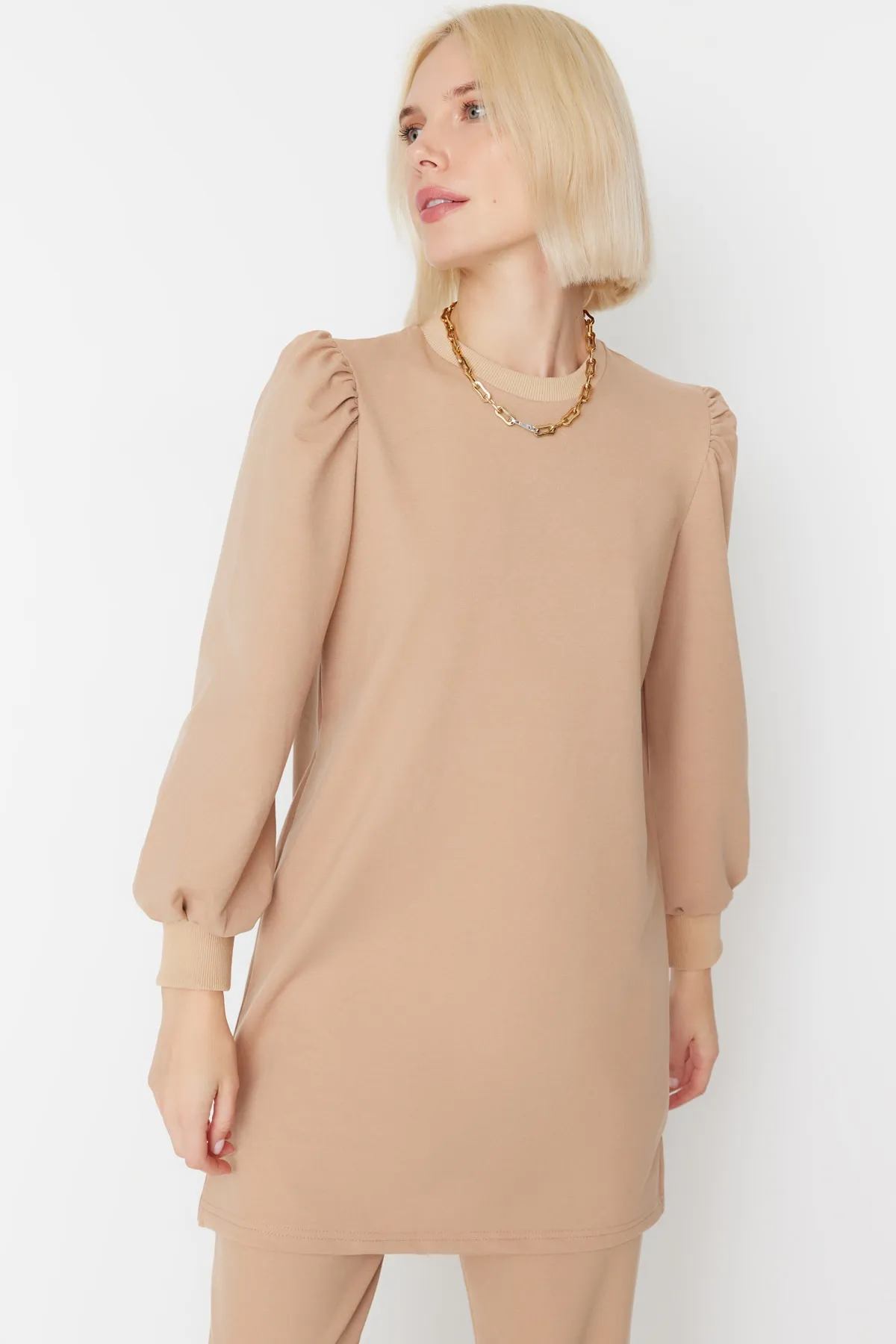 Trendyol Modest  Kamelfarbenes Tunika-Hosen-Strickset mit Schulterdetail TCTAW23US00183
