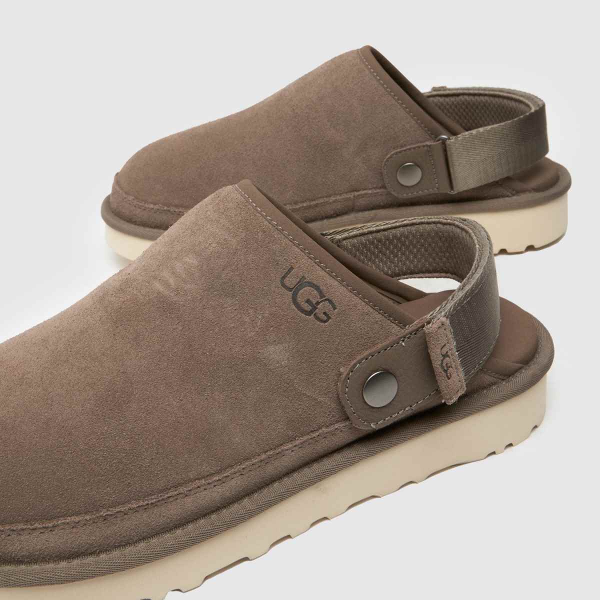 UGG Goldencoast füstszínű klumpa szandál