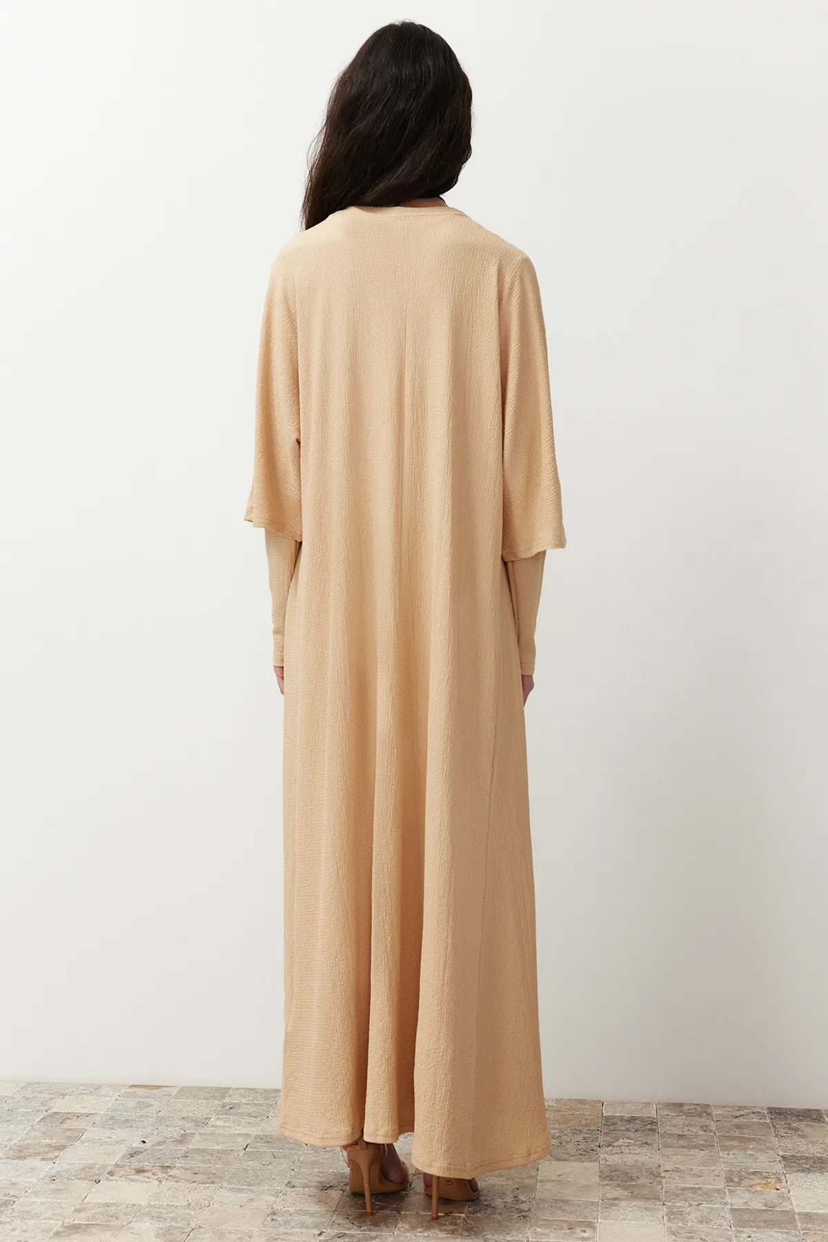 Trendyol Modest  Beiges Wickel-Kimonokleid aus Strick TCTSS24EB00203
