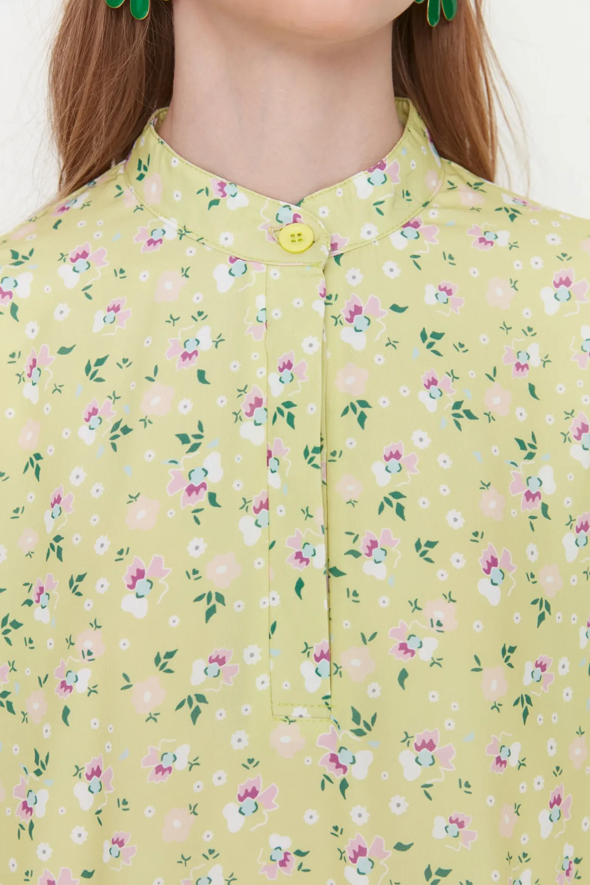 Trendyol Modest  Hellgelbes, gewebtes Kleid mit Blumenmuster, halber Knopfleiste und Rüschenspitze, gefüttert TCTSS21EL3353