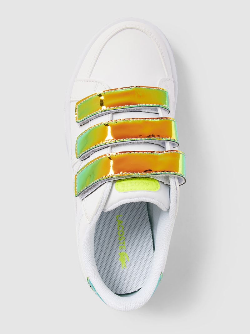 Sneaker mit Kontrast-Details in weiß