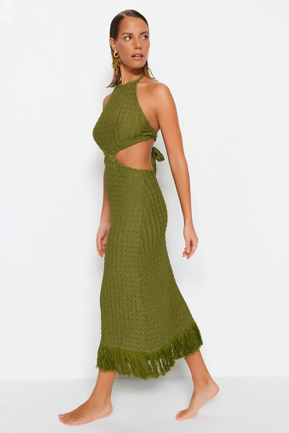 Trendyol Collection  Khakifarbenes, tailliertes, gestricktes Maxi-Strandkleid mit Ausschnitten/Fenstern TBESS23EL00154
