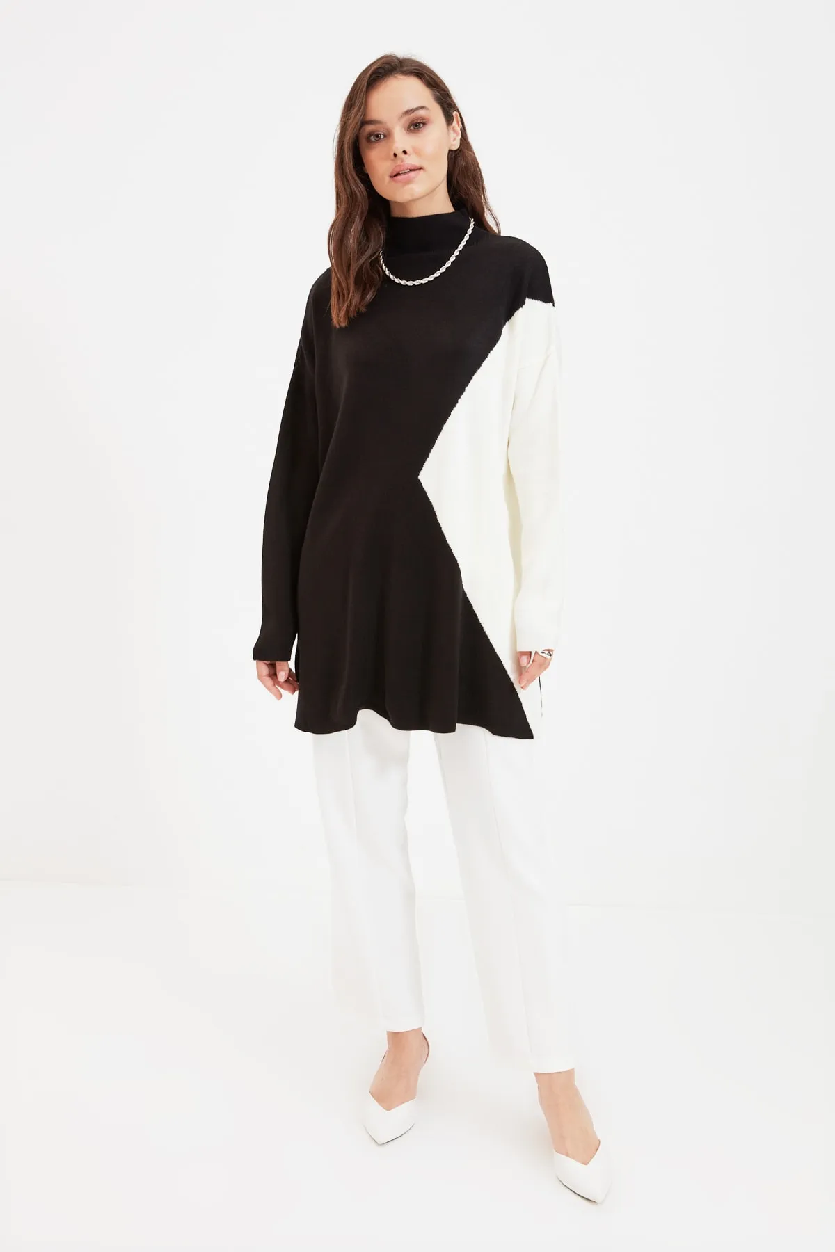 Trendyol Modest  Schwarzer Farbblock-Strickpullover TCTAW22AK0007