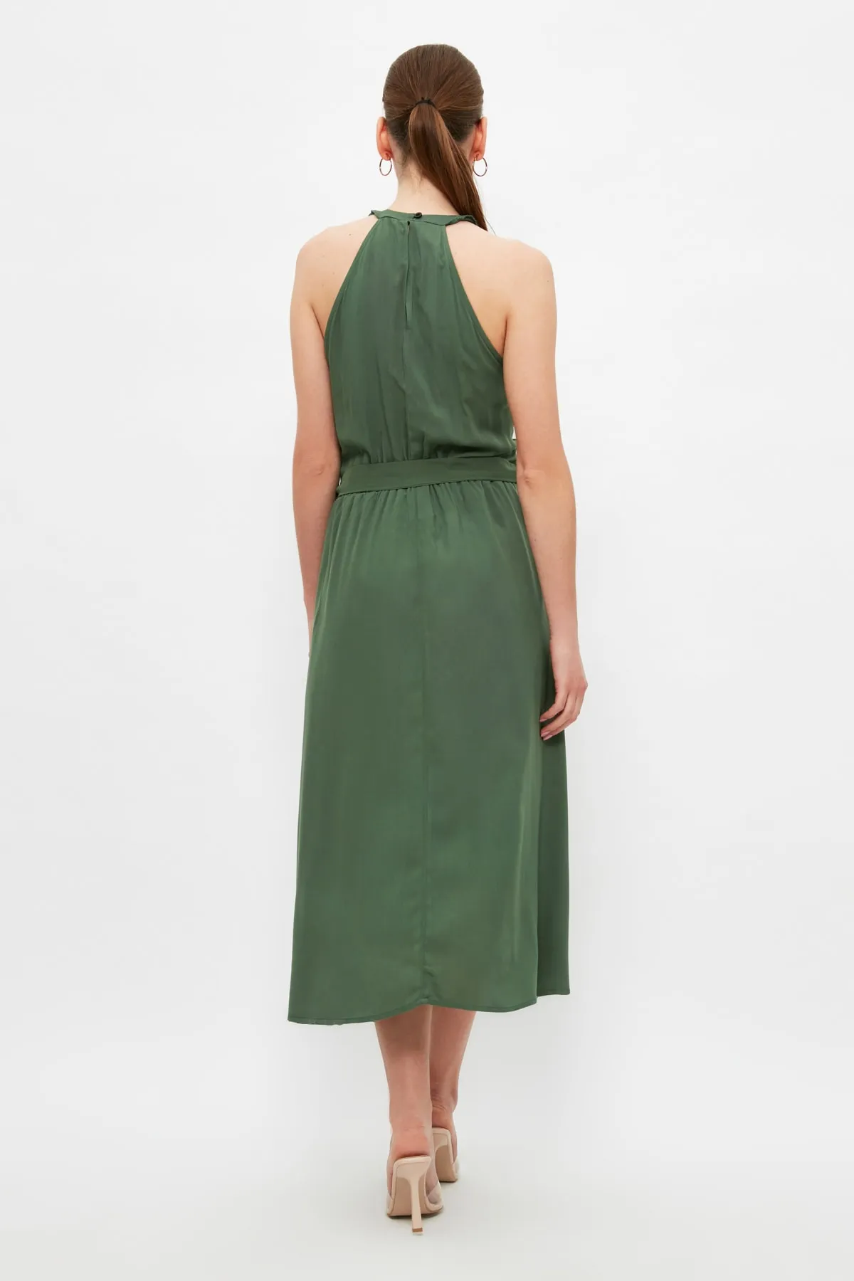 Trendyol Collection  Khakifarbenes A-Linien-Midikleid aus Viskose mit Neckholder und Gürtel TWOSS19EL0155