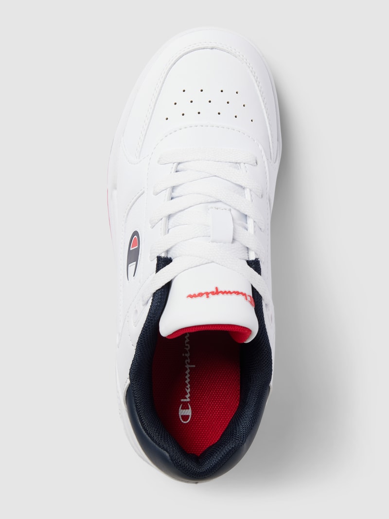 Sneaker mit Label-Detail in weiß